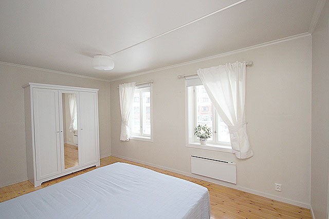 Garderobeskap og dobbeltseng medfølger. Galleribilde