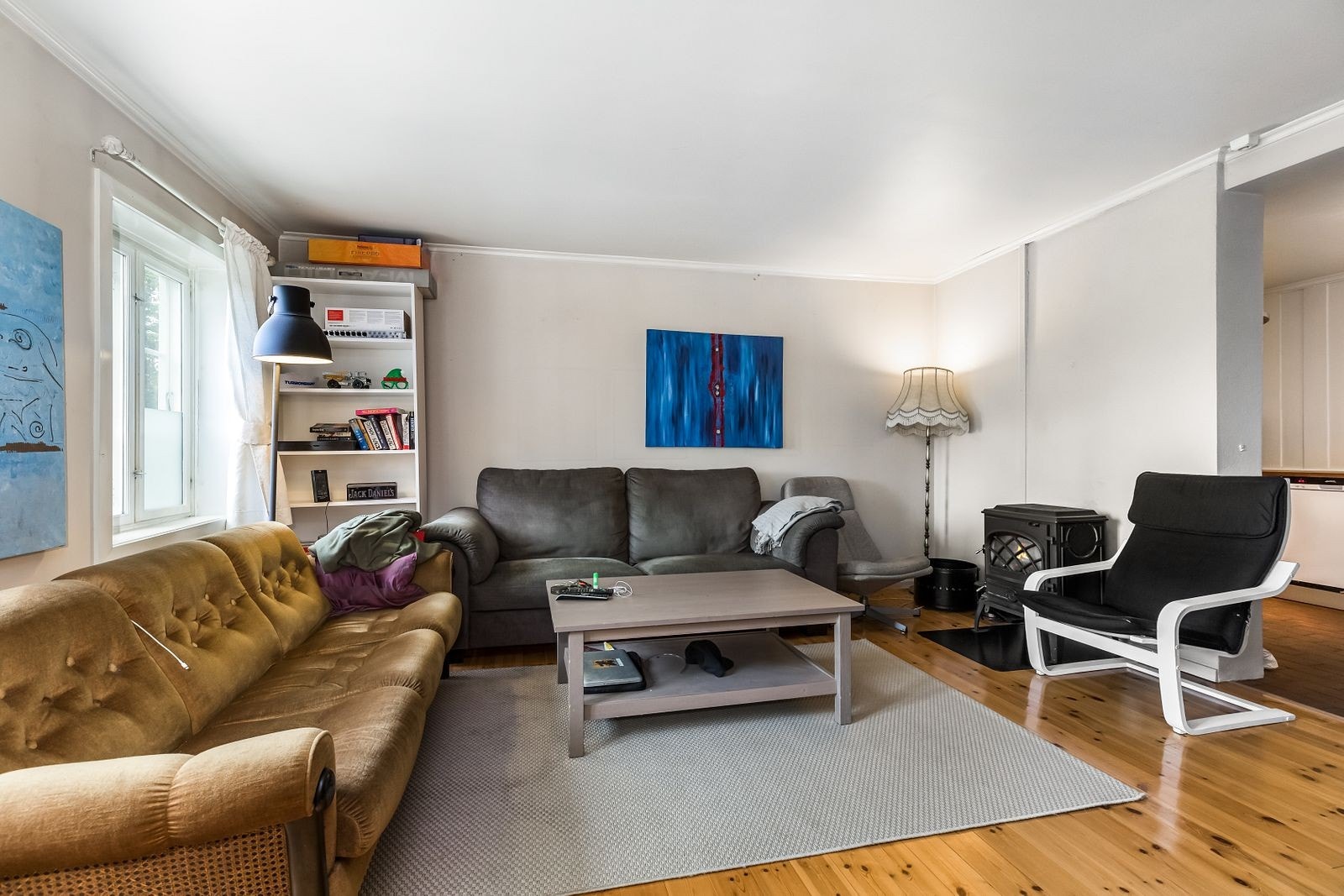 Romslig stue med peis Galleribilde