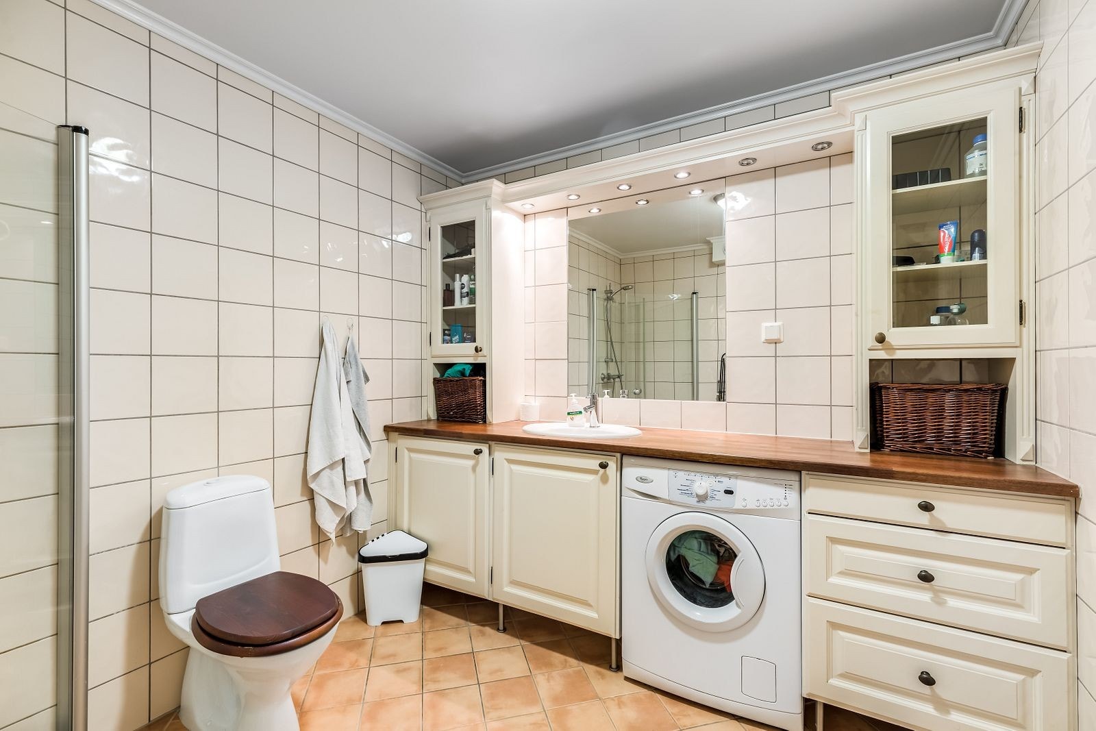 Pent flislagt bad med varmekabler. Vaskemaskin medfølger Galleribilde