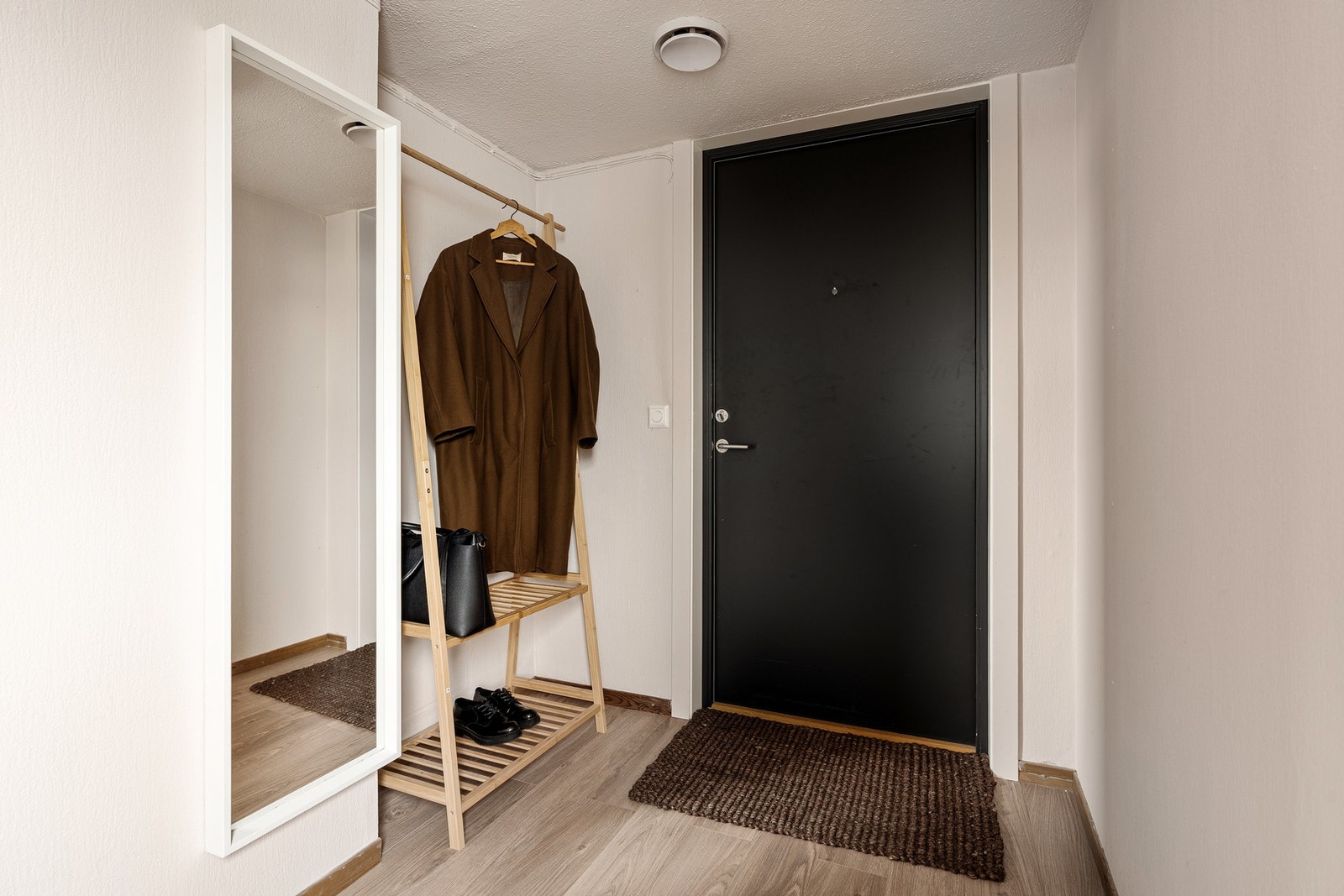 Praktisk gang med god plass til yttertøy Galleribilde