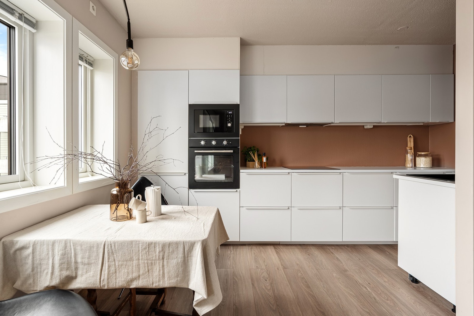 Kjøkken fra 2021 med integrerte hvitevarer Galleribilde