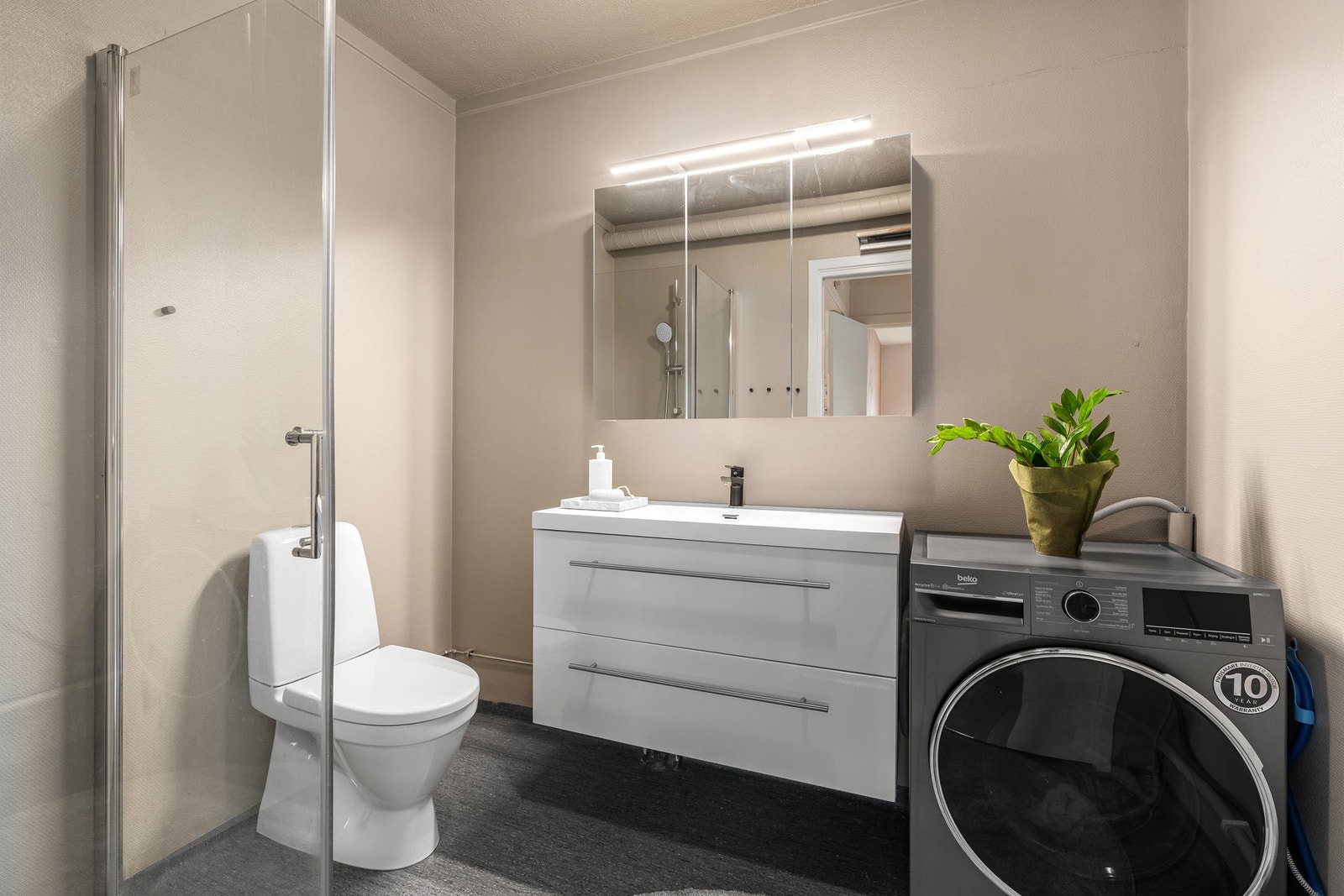 Bad med opplegg til vaskemaskin Galleribilde