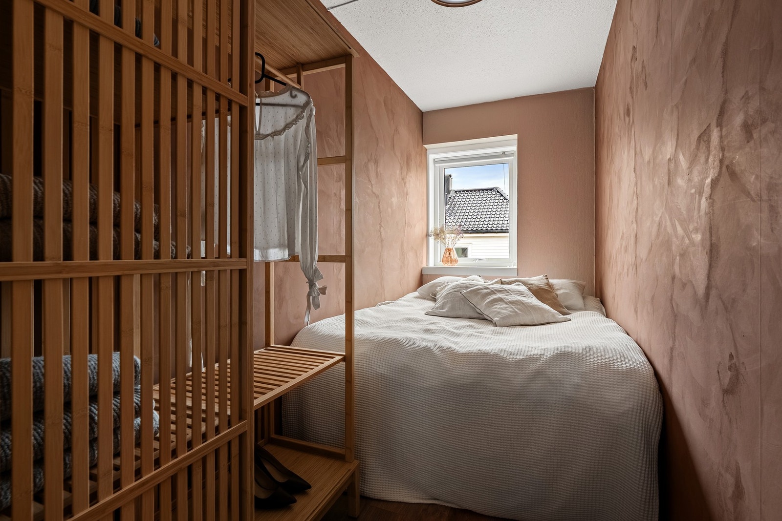 Soverom 2 - kan brukes til walk-in garderobe. Galleribilde