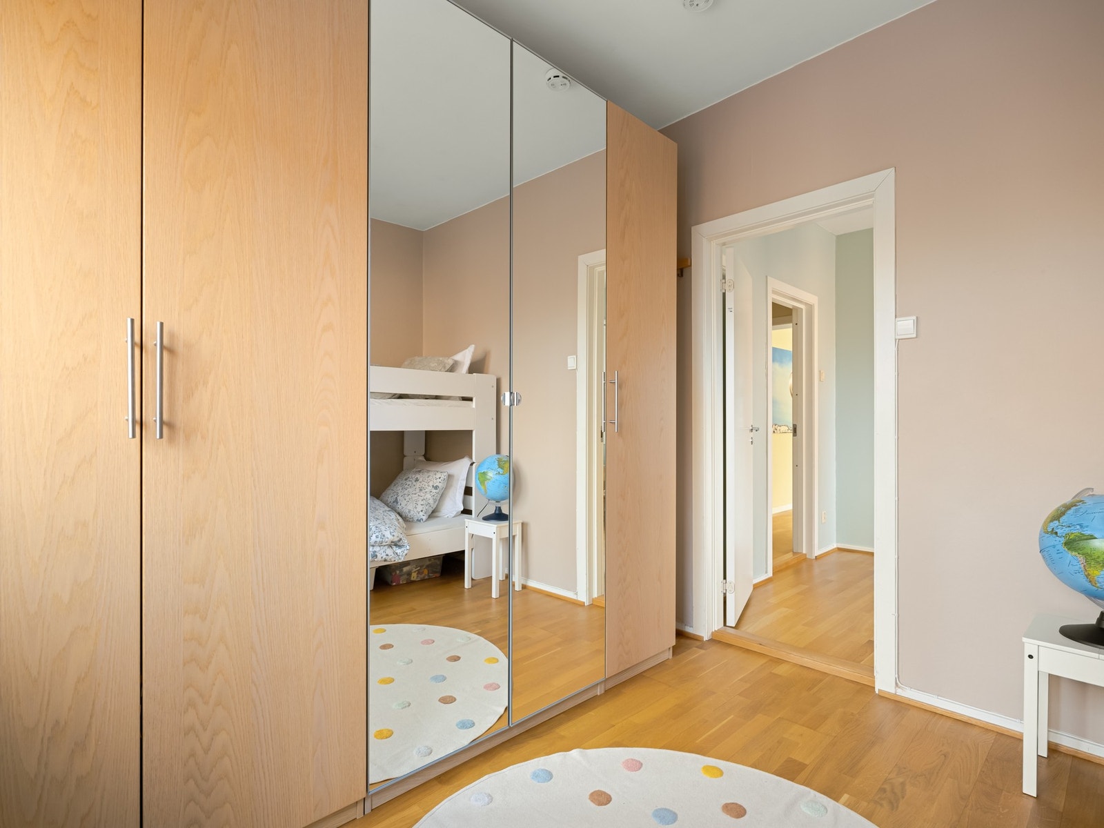 Stor garderobe, og det er bak denne døren til kjøkkenet er. Galleribilde
