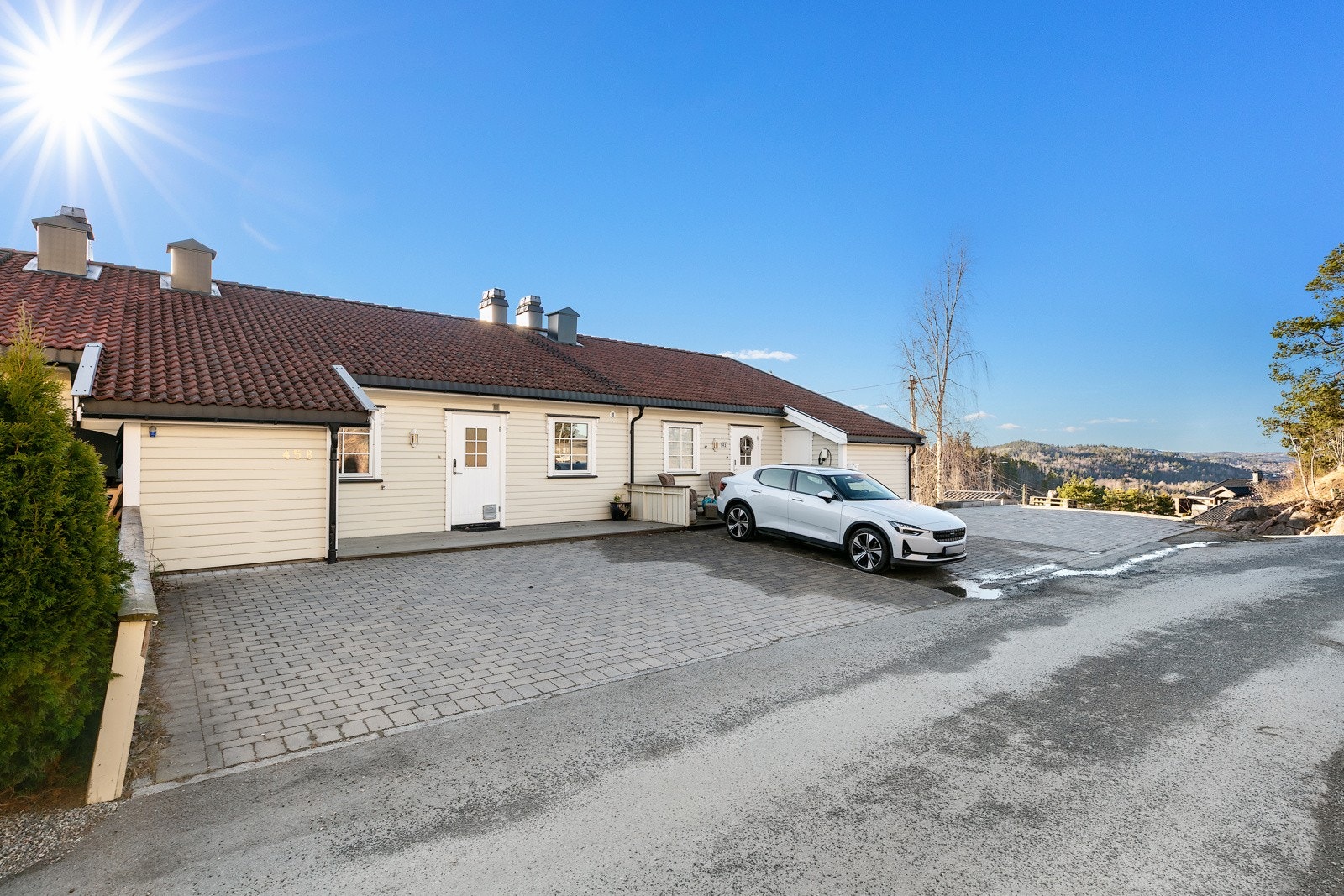 Det er god plass tll 2 biler utenfor leiligheten Galleribilde