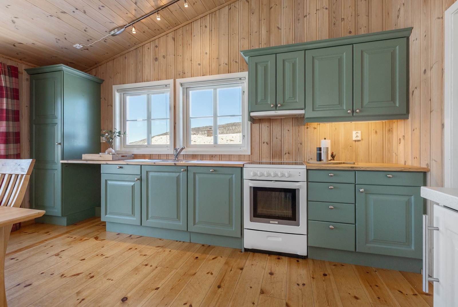 Heltre innredning med profilerte fronter i malt utførelse Galleribilde