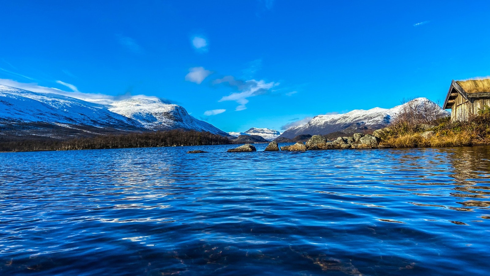 Jaslangen er vakker - ta turen innover her for de magiske fjellene Galleribilde