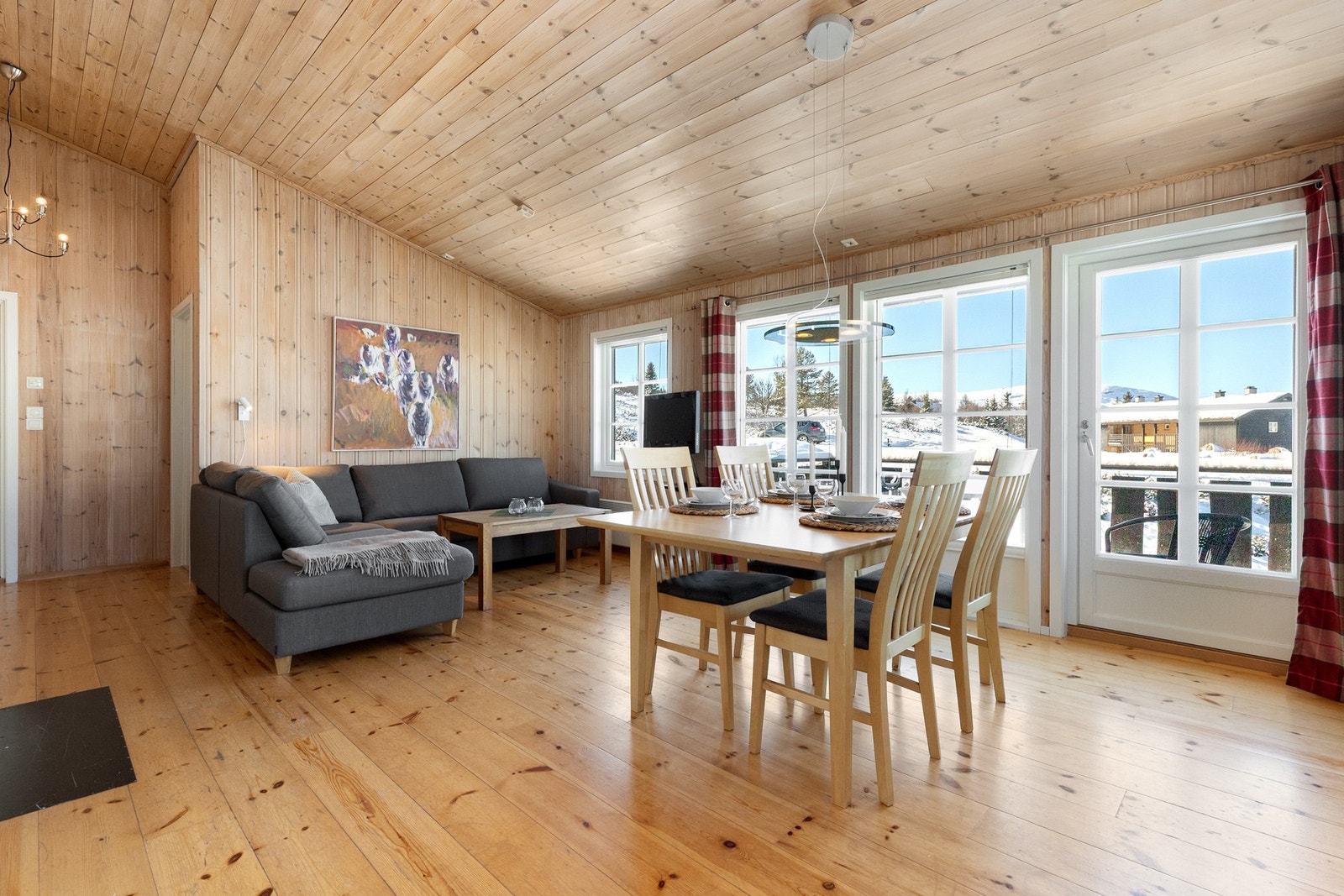 God plass til sofagruppe og spisebord Galleribilde