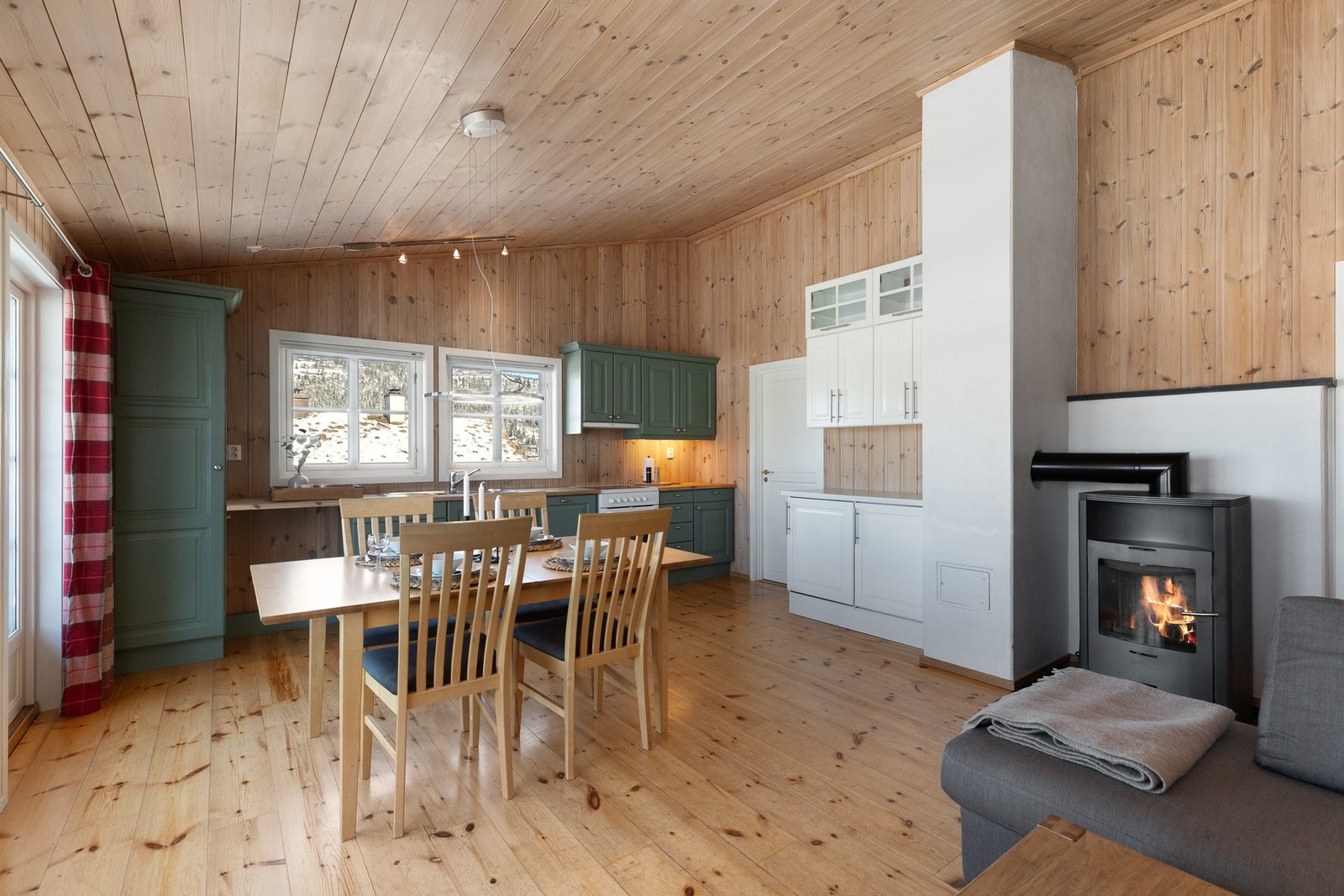 Peisovn plassert i stuen gir en lun varme og hyggelig atmosfære til rommet Galleribilde