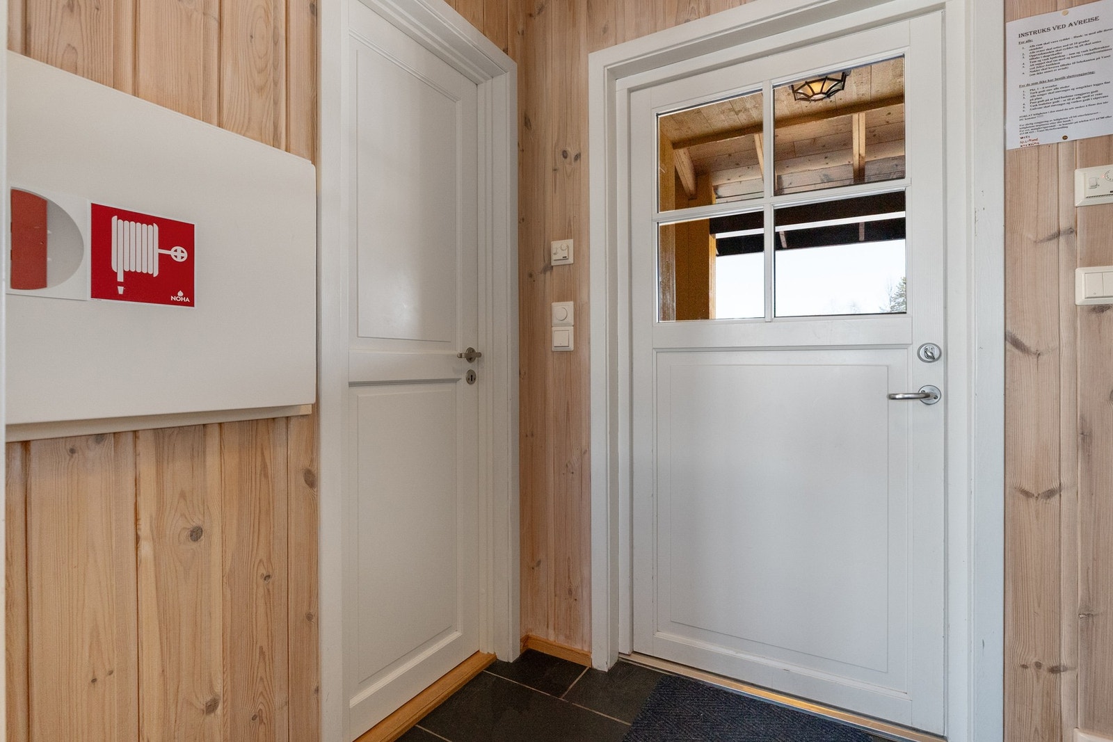 Flislagte gulv med varmekabler som gir en lun velkomst Galleribilde