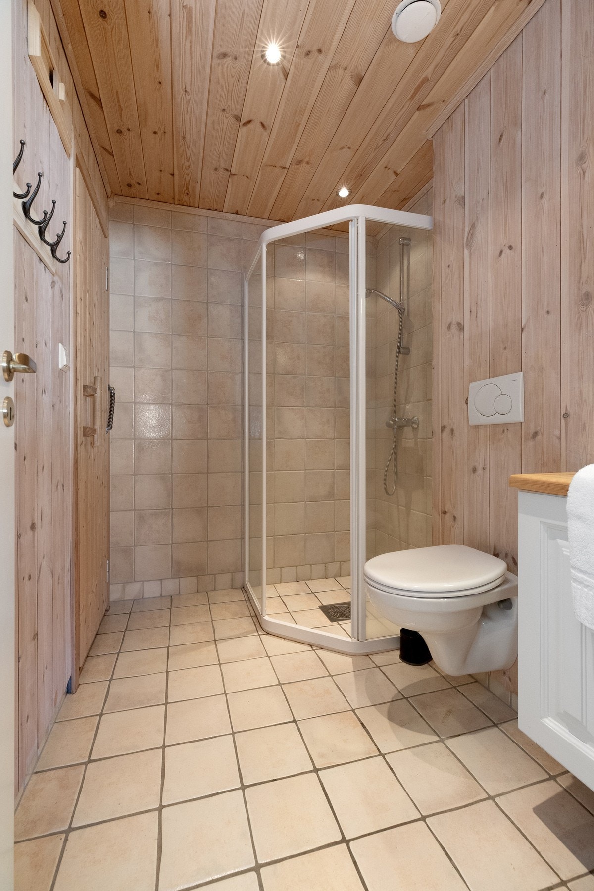 Flislagte gulv og dusjvegger, panel forøvrig på vegger Galleribilde