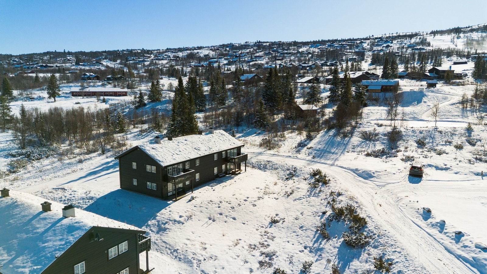 Parkering skal skje på anviste plasser. Sameiet har satt opp ladestasjoner for el-bil til bruk for alle med abonnement Galleribilde