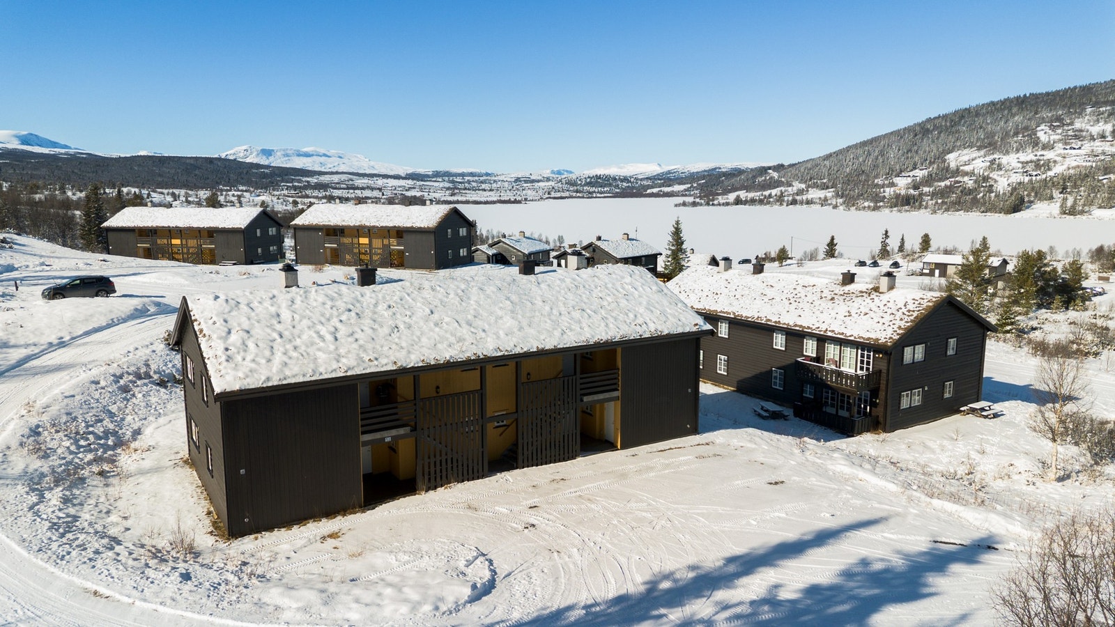 Leilighetsbygget ligger på 815 moh, og har flott utsikt til Vasetvannet og fjellene rundt Galleribilde