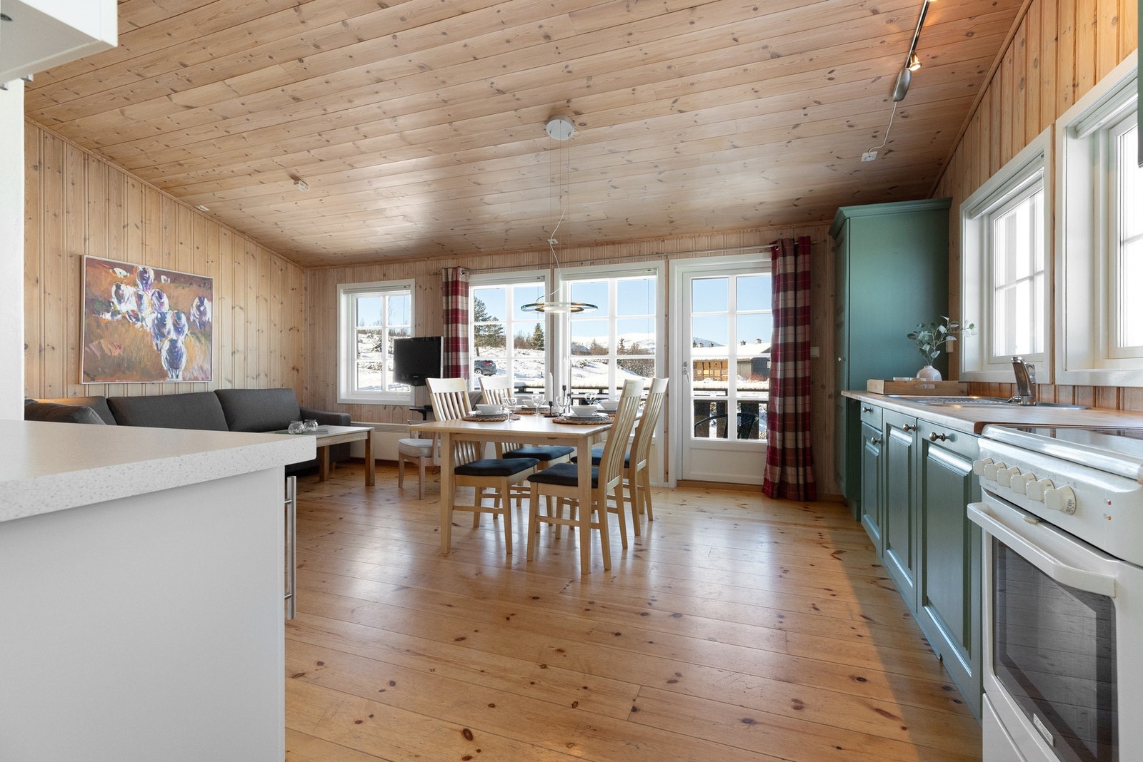 Etter en lang dag ute i fjellet er det godt å samles inne for avslapning Galleribilde