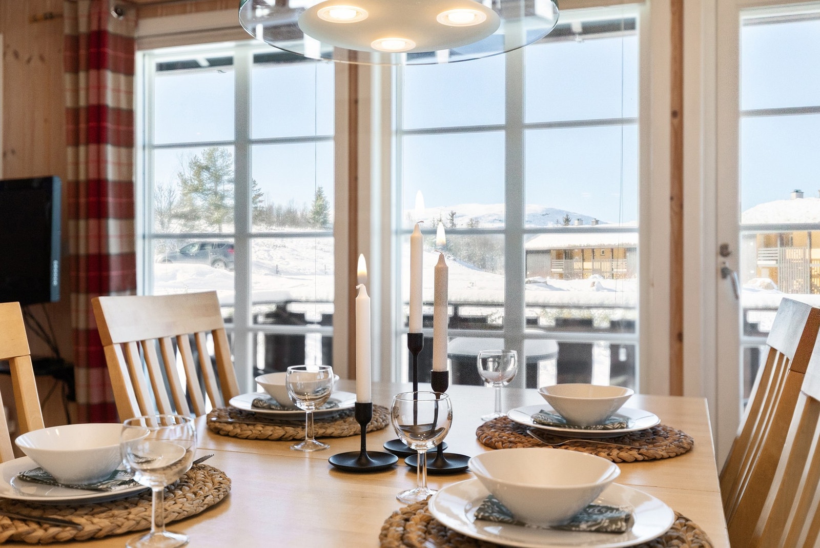 Fra spisebordet kan man nyte den flotte utsikten Galleribilde