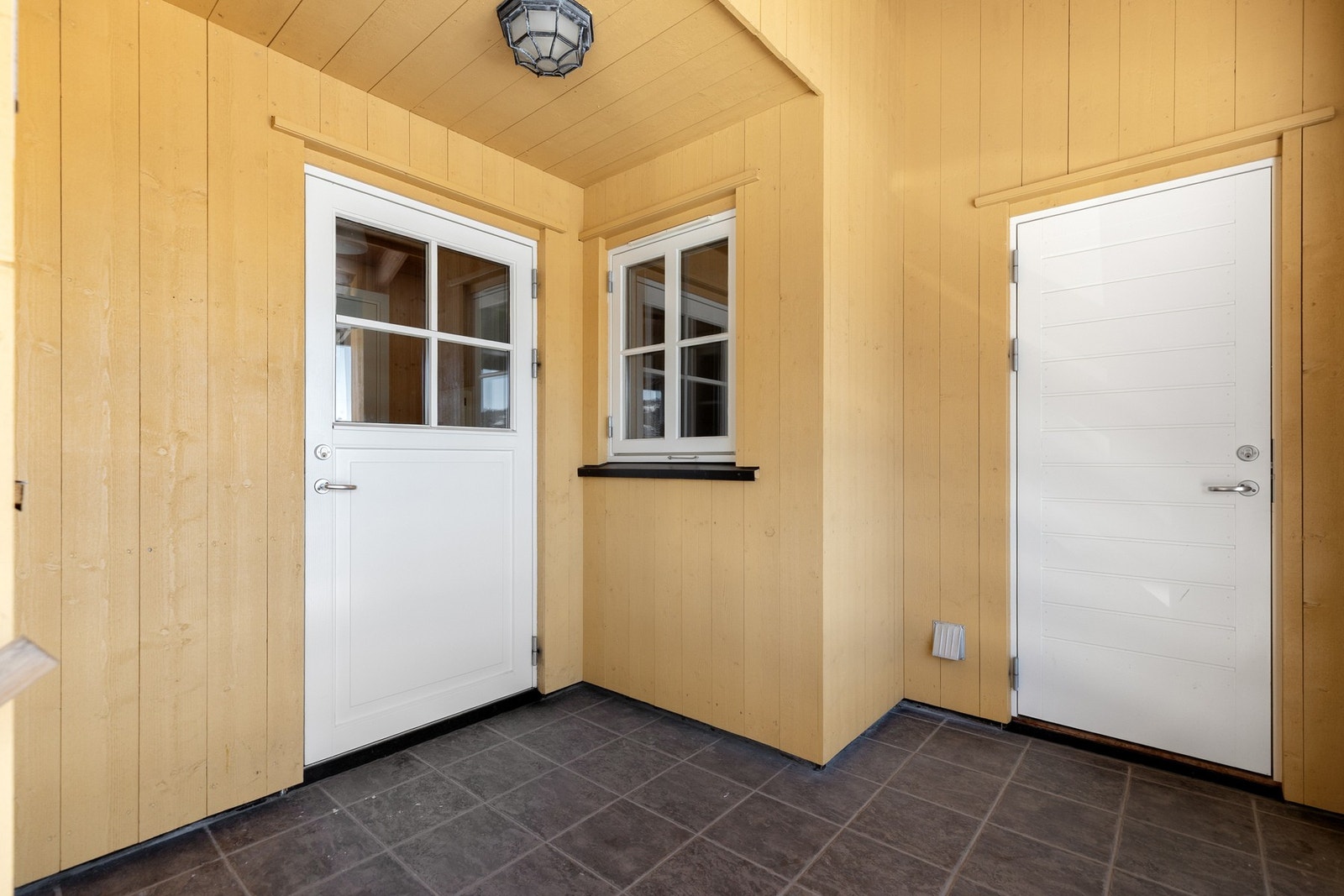 Inngangsparti med adkomst til sportsbod - boden har god plass til oppbevaring samt opplegg til vaskemaskin Galleribilde