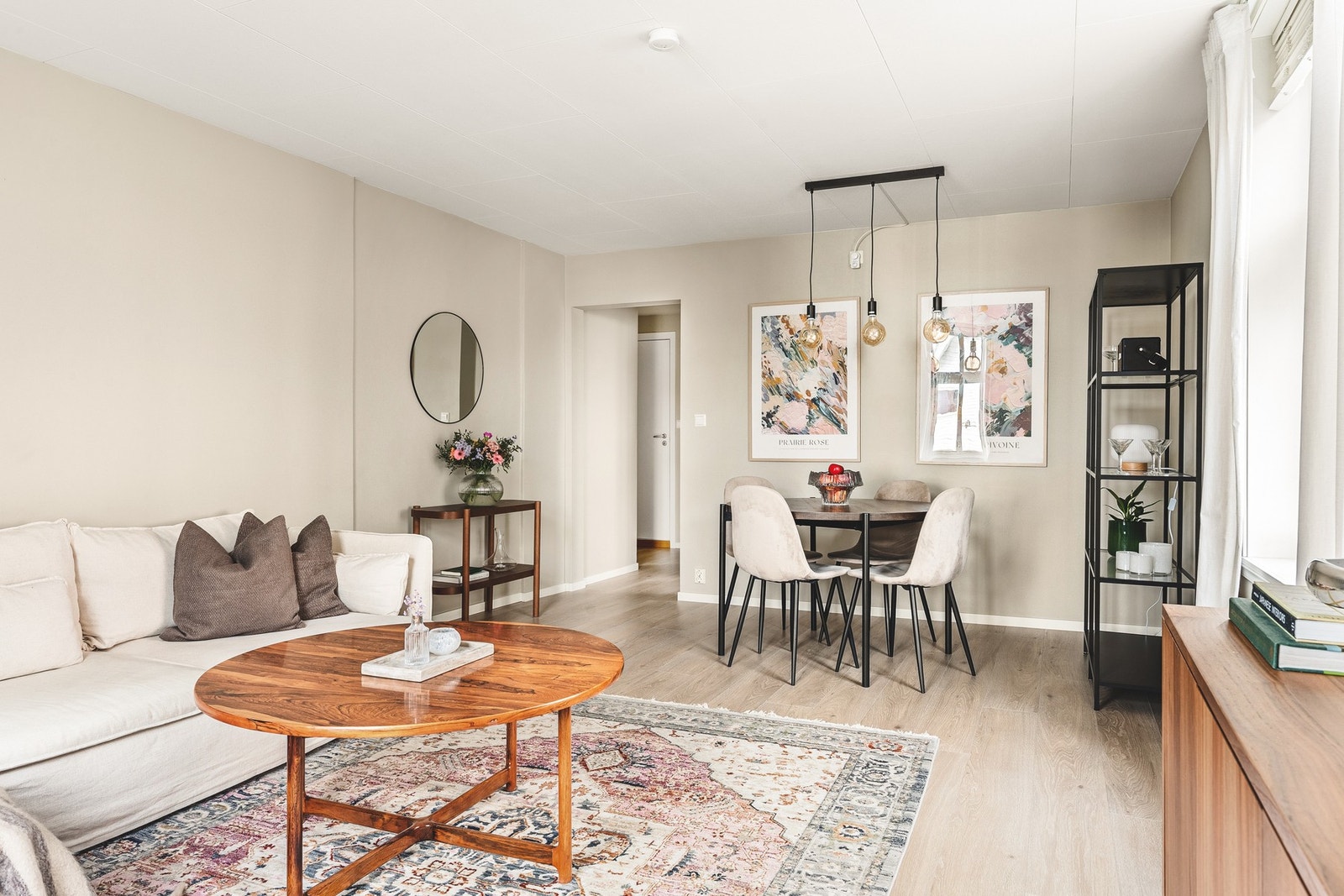 I stuen er det god plass til både en sofagruppe og en spisegruppe. Galleribilde