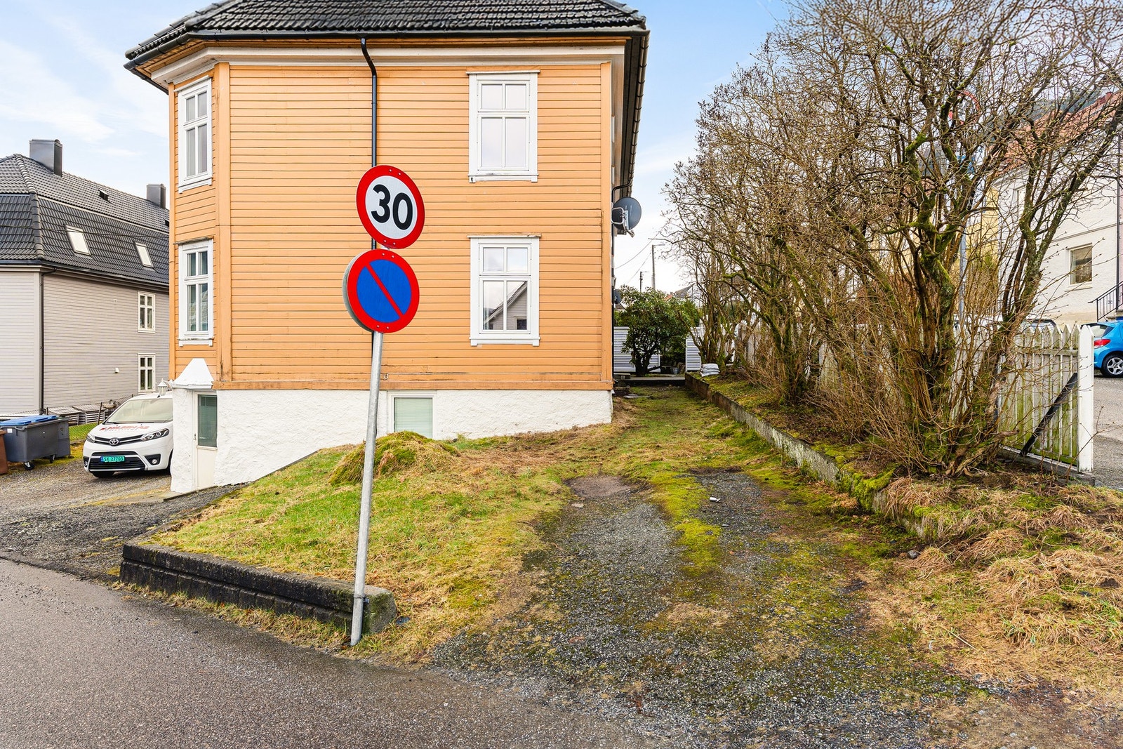 Sameiet har flere biloppstillingsplasser på tomten. Her praktiseres førstemann til mølla prinsippet. Galleribilde