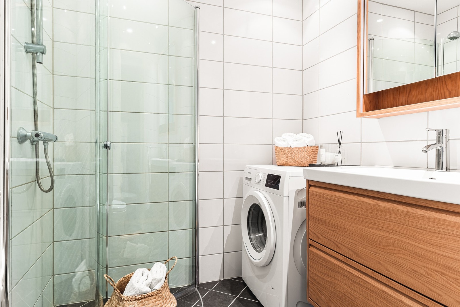 Badet måles til 2,9 kvm, er helfliset og har downlights i himling samt varmekabler i gulv. Galleribilde