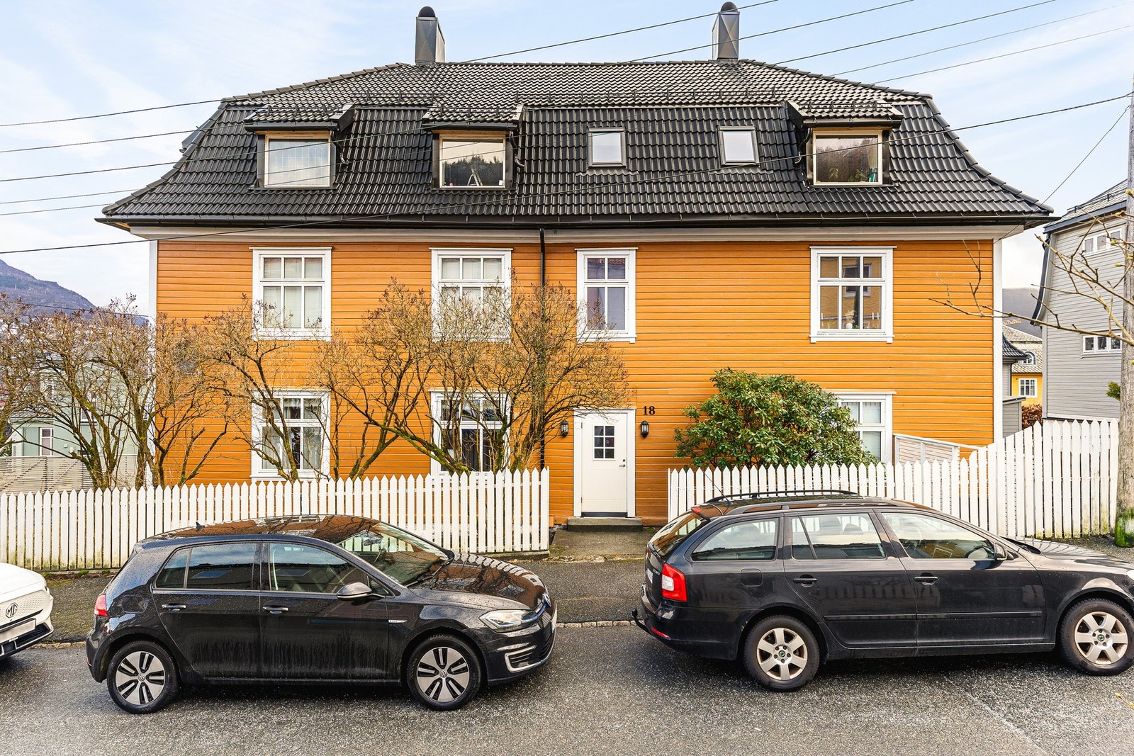 Leiligheten er en del av et veldrevet borettslag som skiftet tak i 2022. Borettslaget har også gjennomført arbeider på deler av fasaden. Galleribilde