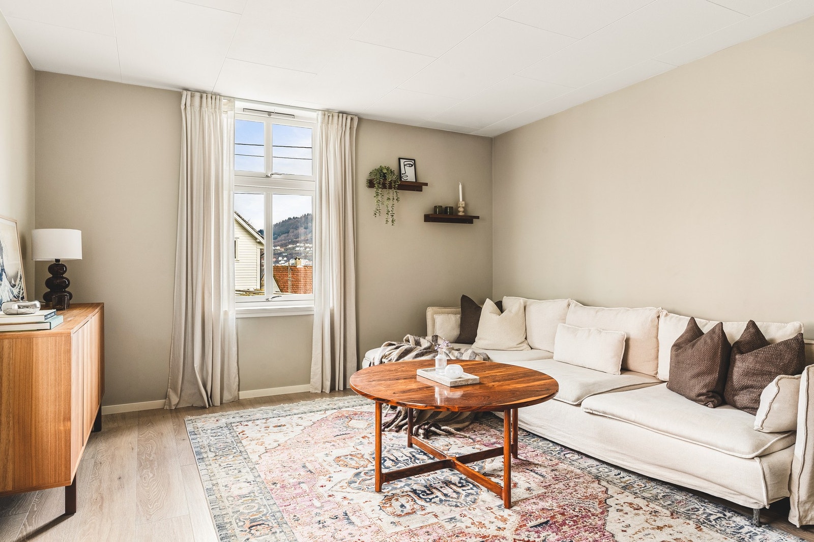 I stuen og resten av leiligheten foruten badet, er det en lekker 1-stavs laminat i gulv. Galleribilde