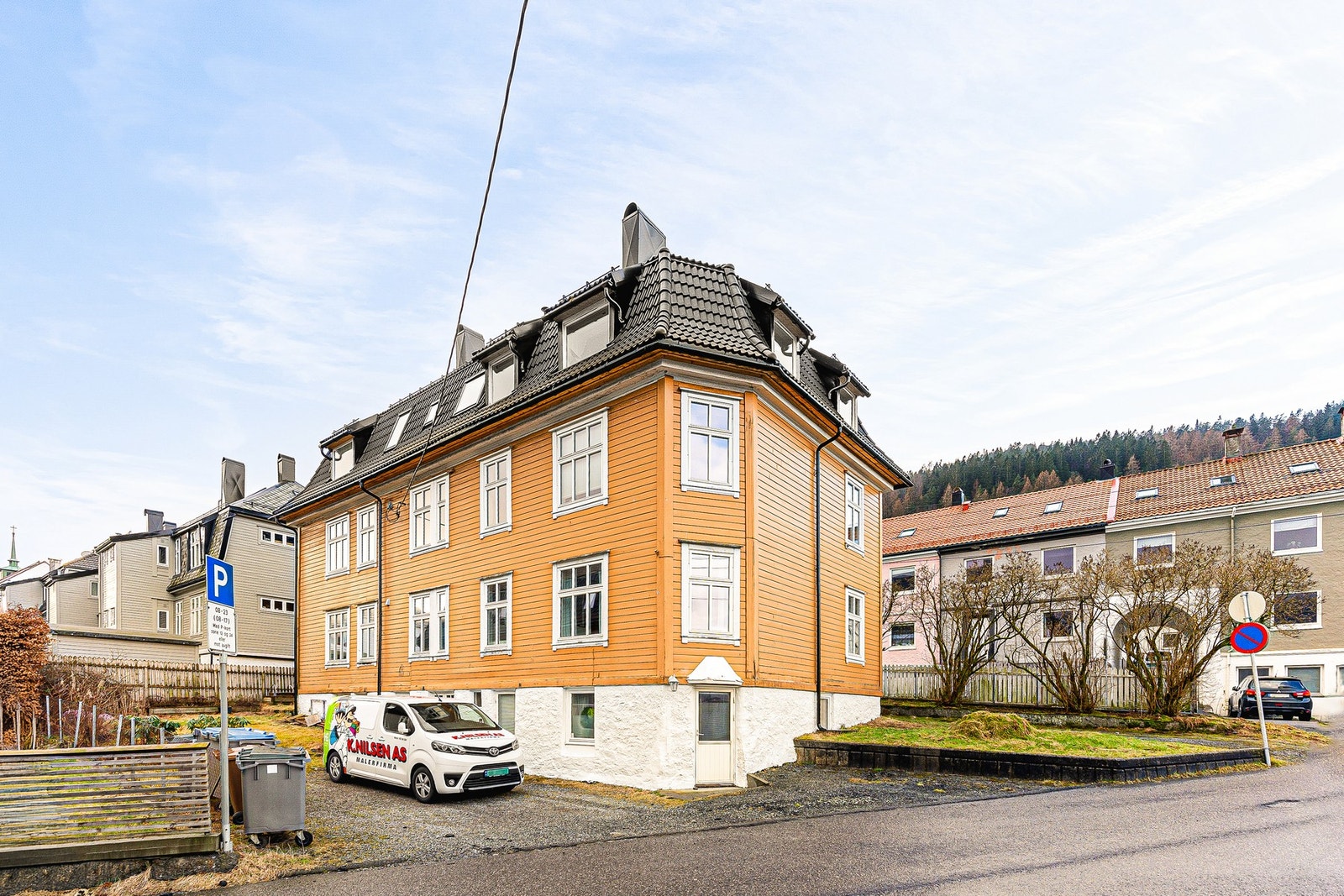 Borettslaget har tre parkeringsplasser på egen tomt. Per nå er det ingen i borettslaget som har bil. Galleribilde