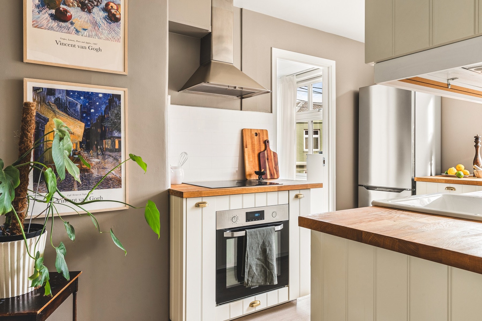 Kjøkkenet har rikelig med benkeplass og oppbevaringsmuligheter. Galleribilde