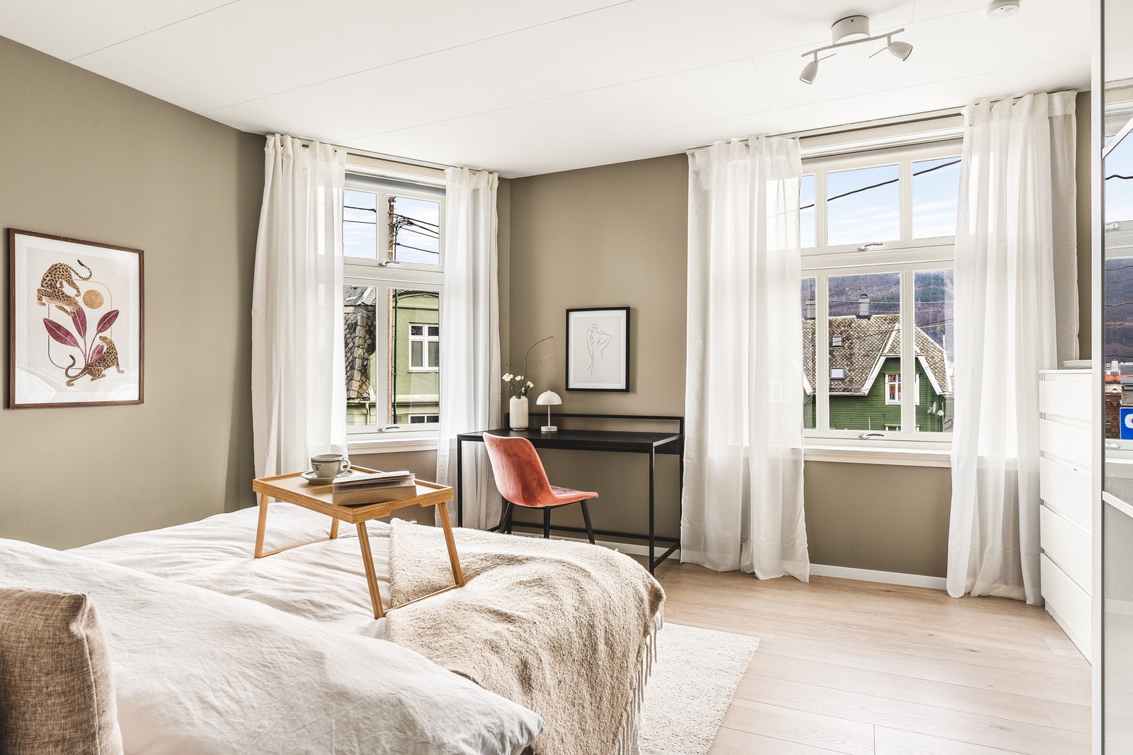 Her har man rikelig med lysinnslipp, plass til dobbeltseng og garderobeskap. Galleribilde