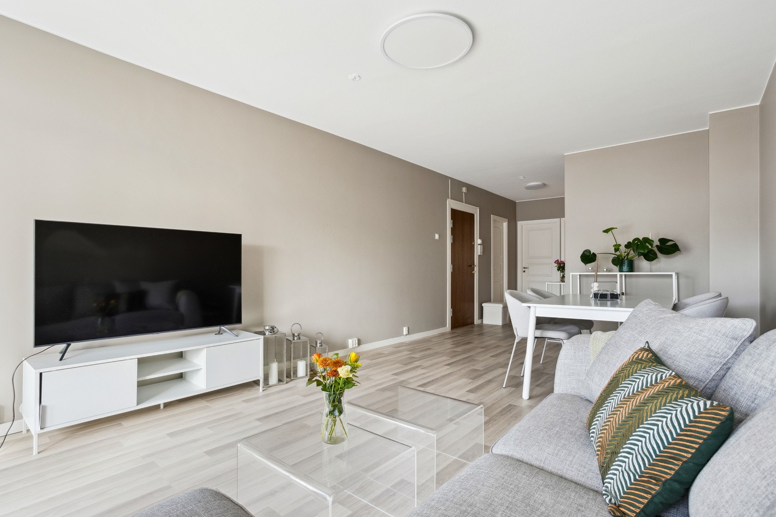 Lys og luftig stue med god plass til spisebord i tillegg til sofagruppe, tv-benk mm. Pipeløp med mulighet for ildsted. Galleribilde