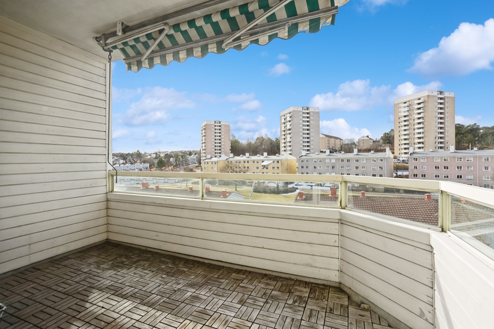 God plass til en hyggelig sittegruppe med diverse utemøbler og evt grill. Galleribilde