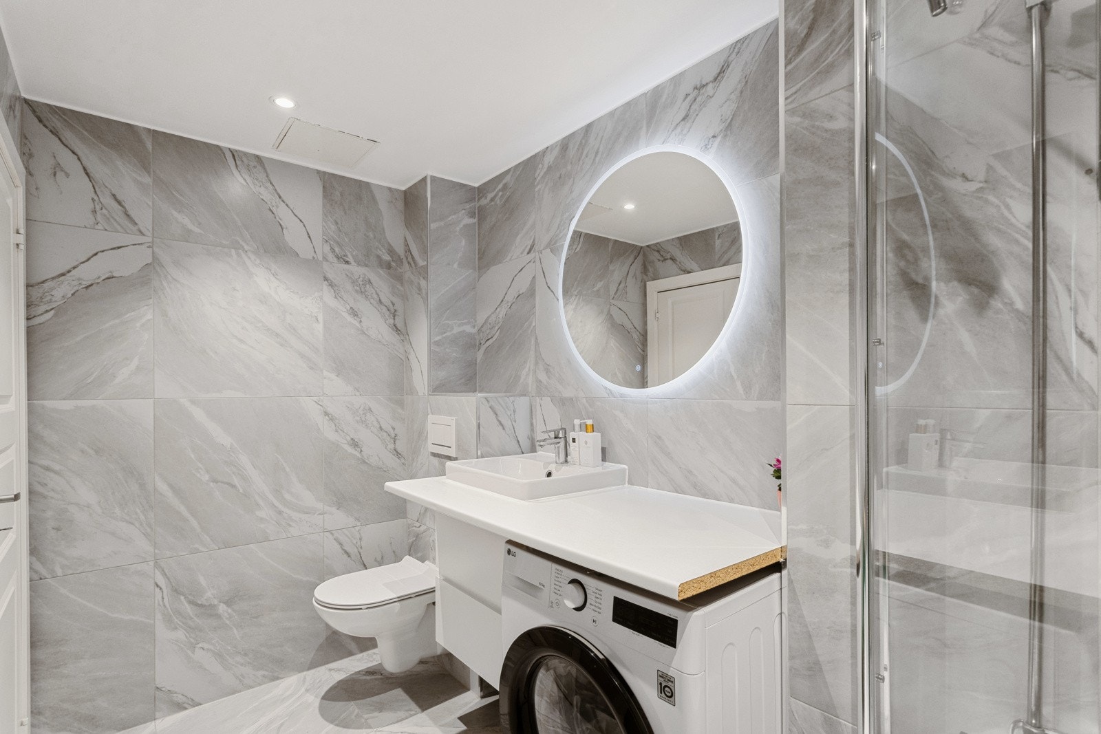 Badet ble pusset opp i 2024 med fliser på gulv og vegger, badekar og pen innredning. Galleribilde