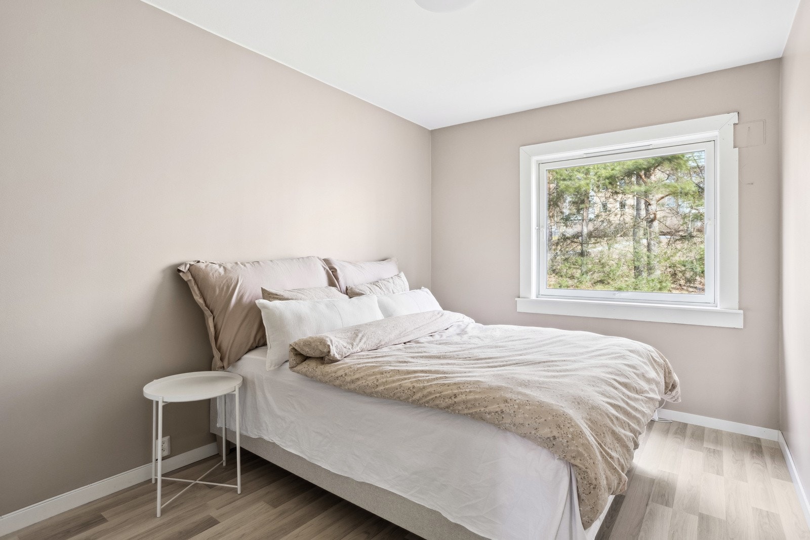 Romslig og innbydende soverom med god plass til dobbeltseng, nattbord og garderobeskap. Galleribilde