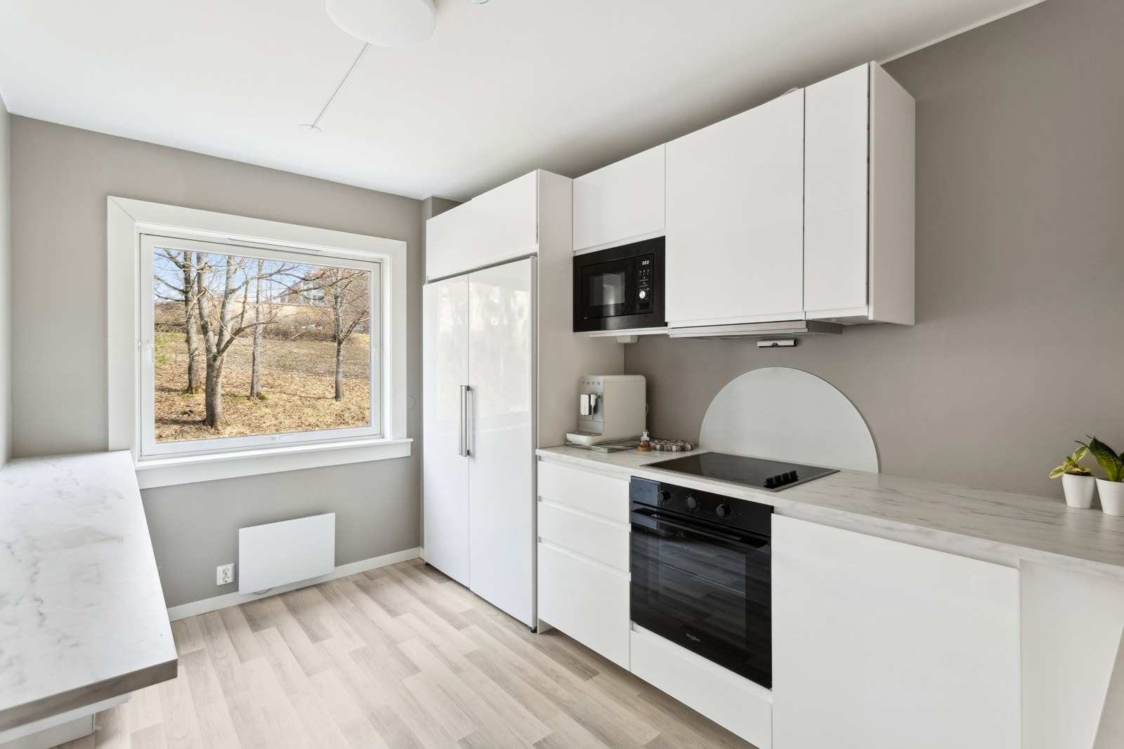 Kjøkken med god skap- og benkeplass og mulighet til å sette opp et lite spisebord foran vinduet. Galleribilde