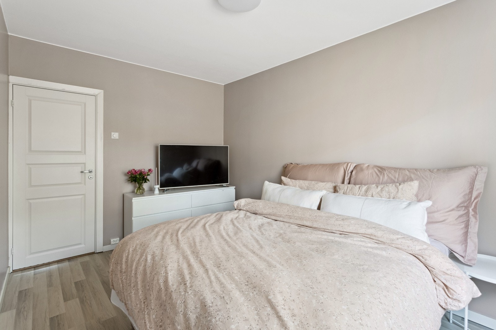 Nytt gulv, malte veggflater og nye innerdører fra 2024. Galleribilde