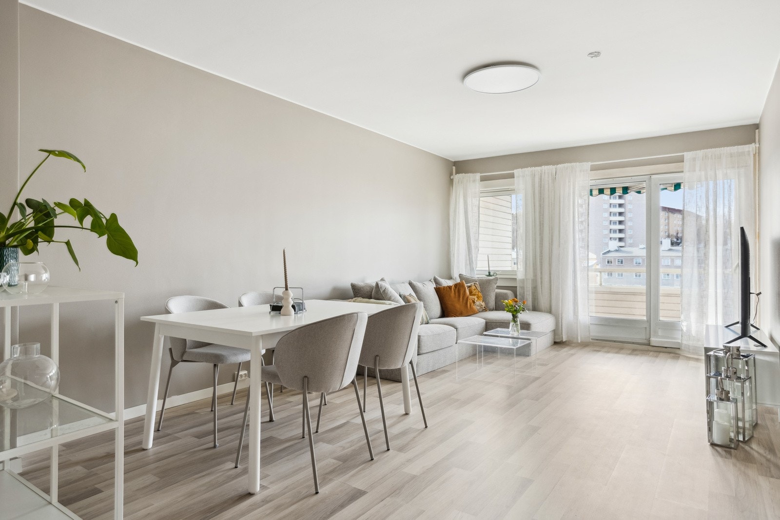 Hele leiligheten ble pusset opp i 2024 med nytt bad, nytt kjøkken, nye gulv og malte overflater. Galleribilde