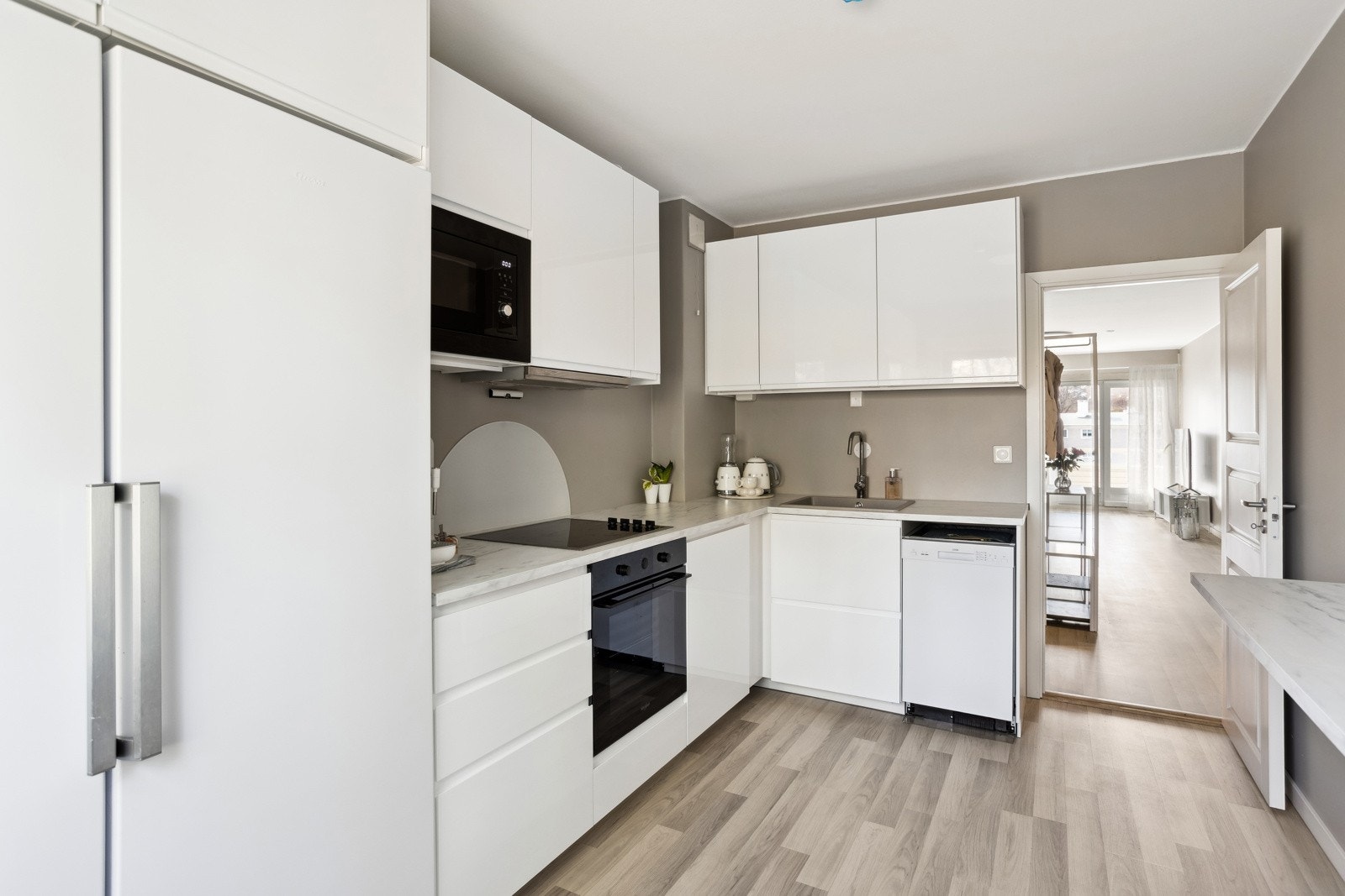 Et moderne og flott kjøkken som ble pusset opp i 2024 med slette høyglansfronter. Galleribilde