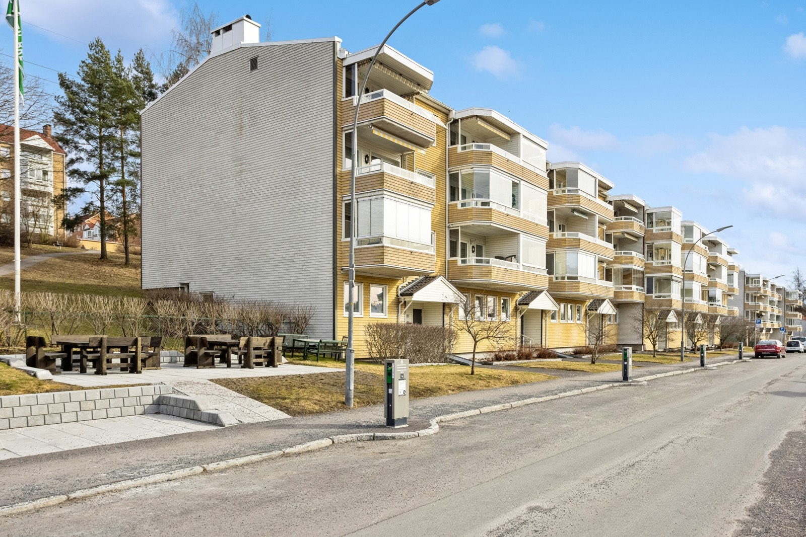 Lys og innbydende entré med pene gulv og malte veggoverflater (fra 2024). Galleribilde