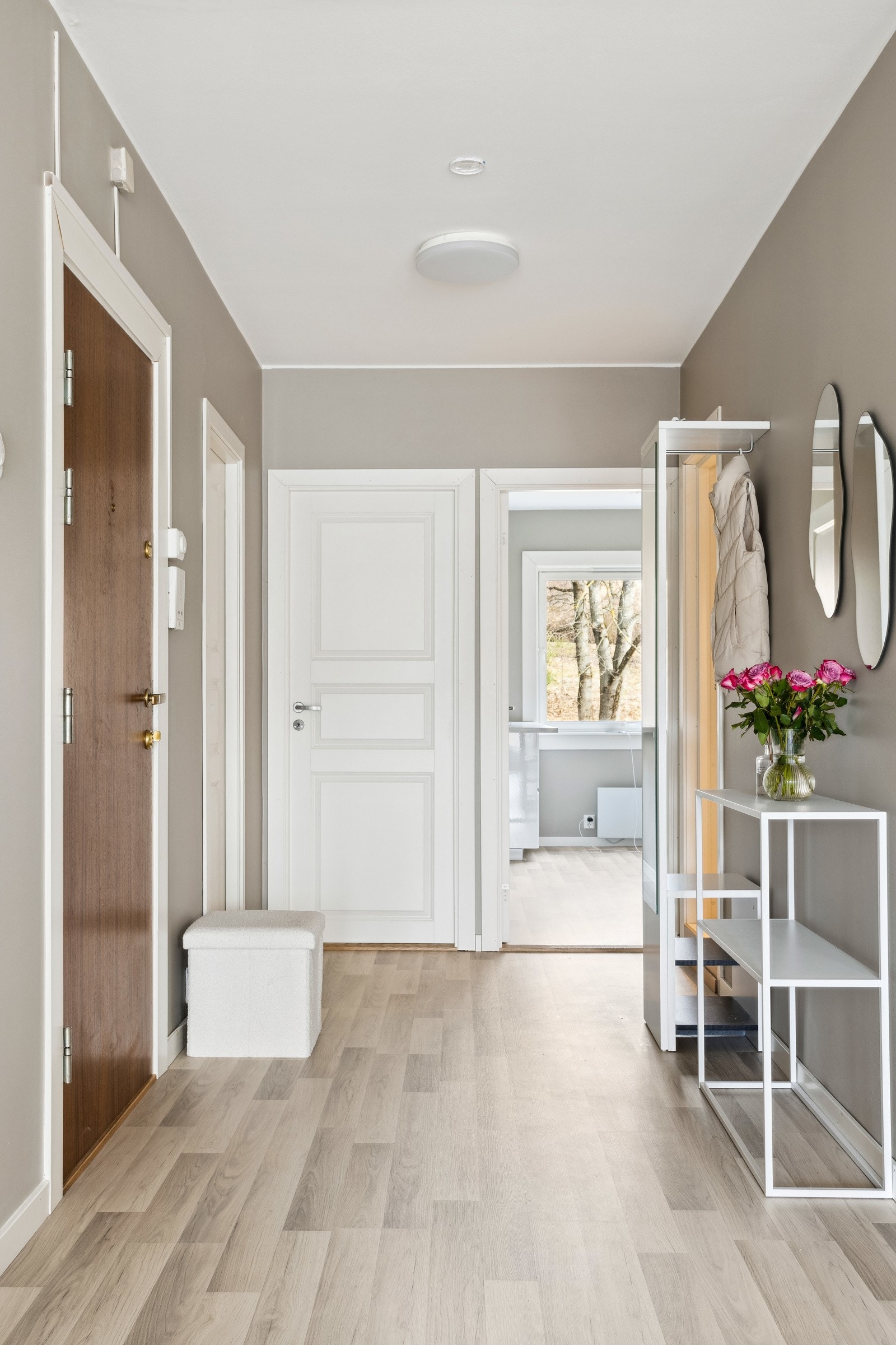 Lys og innbydende entré med pene gulv og malte veggoverflater (fra 2024). Galleribilde