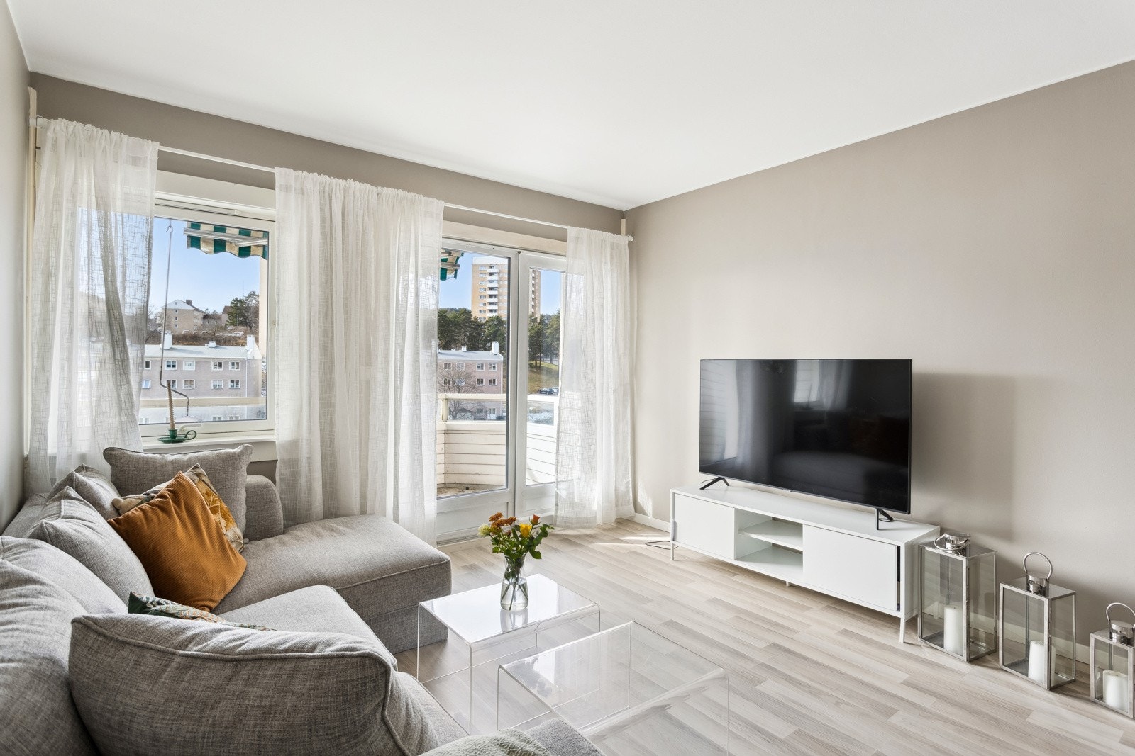 Fra stuen er det utgang til en solrik balkong. Galleribilde