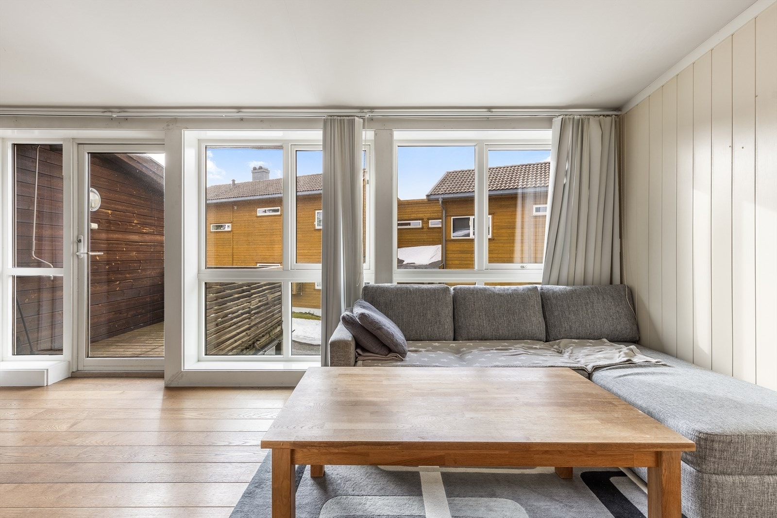 Lys og fin stue med godt naturlig lys fra stue vindusflater Galleribilde