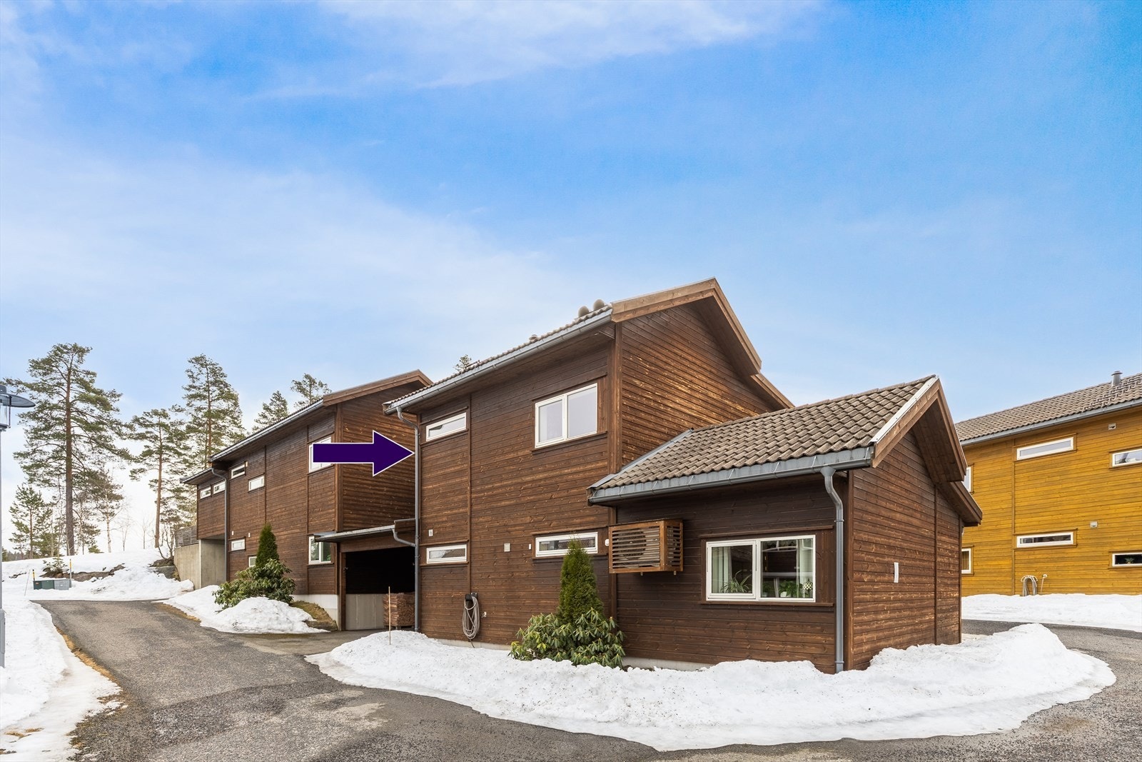 Leiligheten ligger i byggets 2. etasje Galleribilde