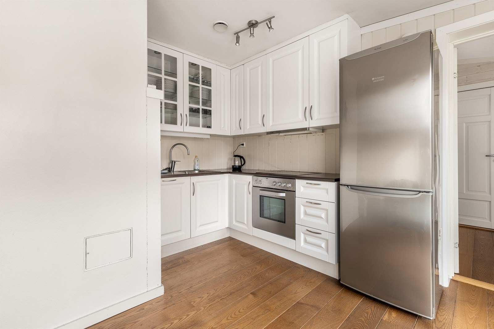 Lys kjøkkeninnredning med over - og underskap Galleribilde