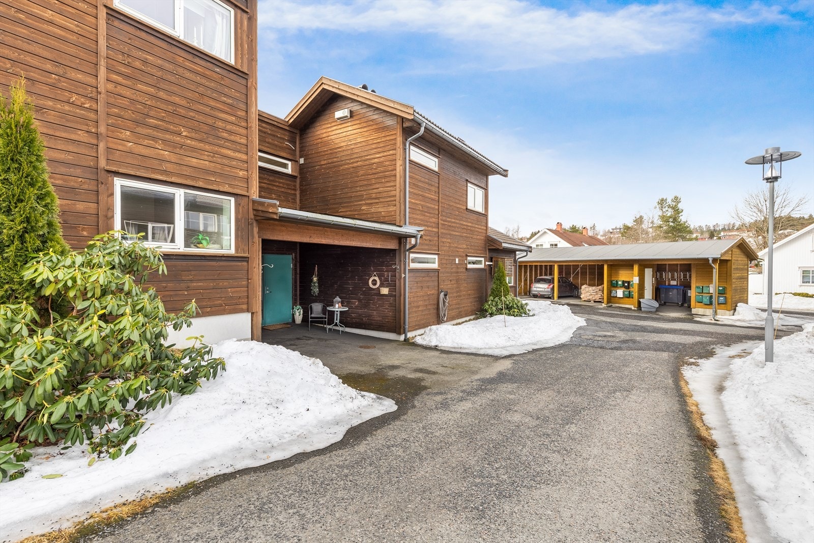 Parkering i carport (gult bygg) Galleribilde