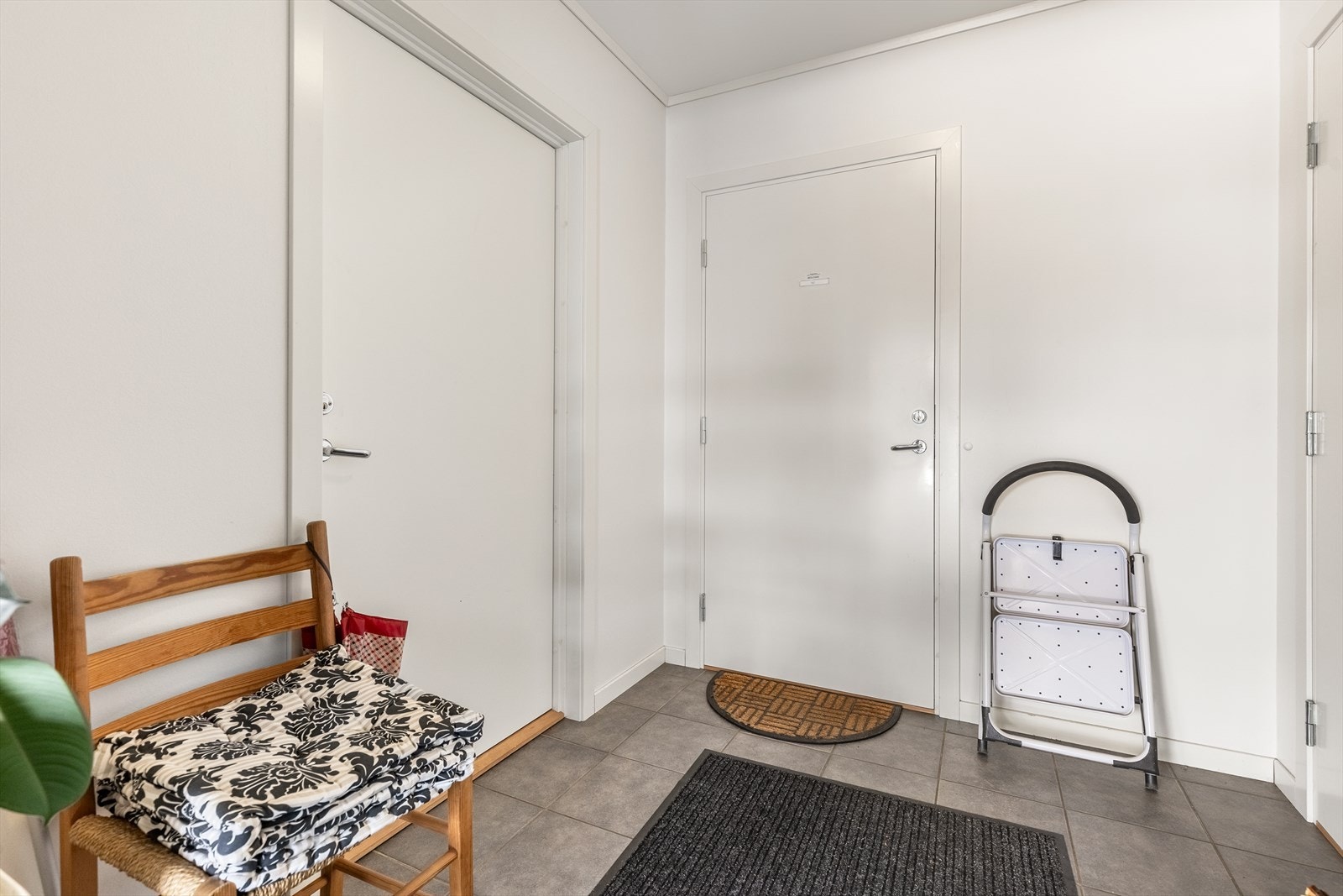 Felles gang som deles med leilighet i underetasje Galleribilde