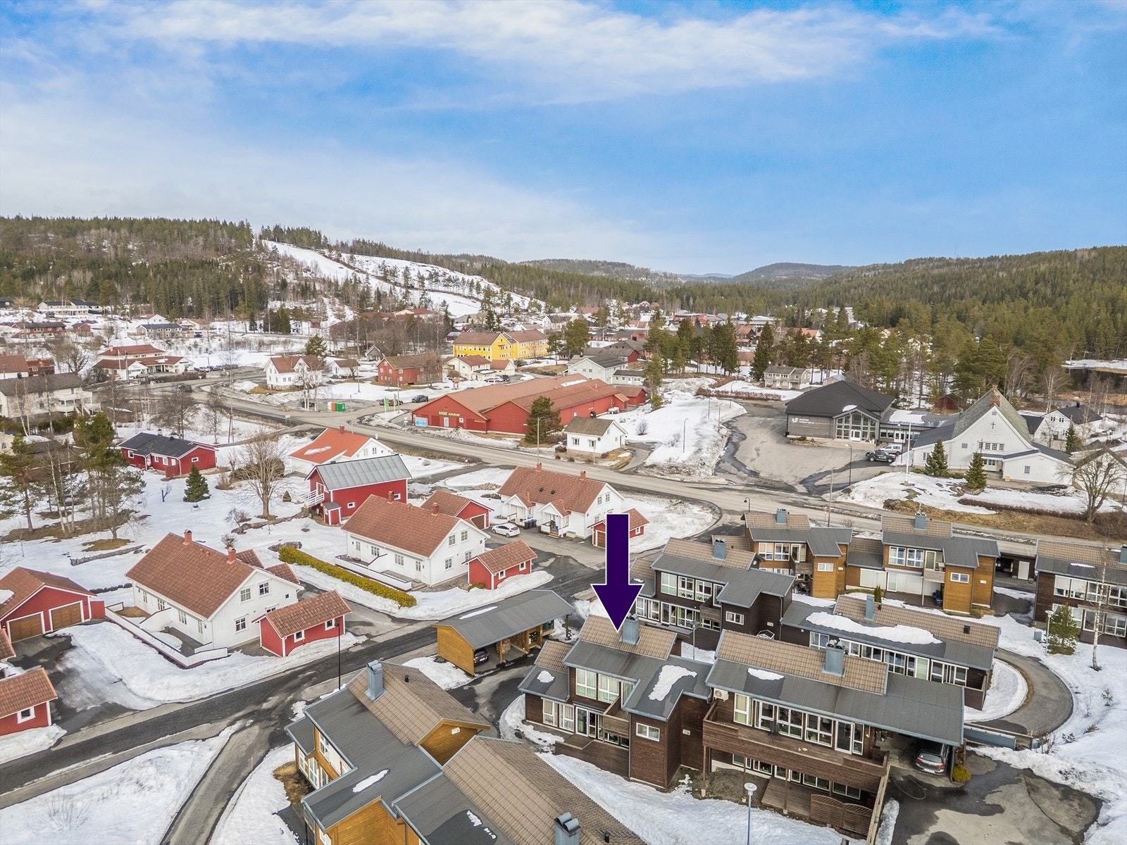 Dronebilde over området med leiligheten markert Galleribilde