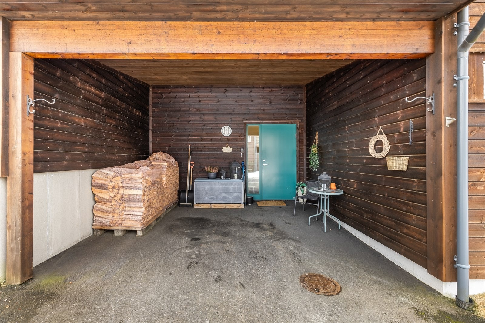 Overbygd inngangsparti - denne carporten følger ikke leiligheten. Det er egen carport i felles rekke Galleribilde