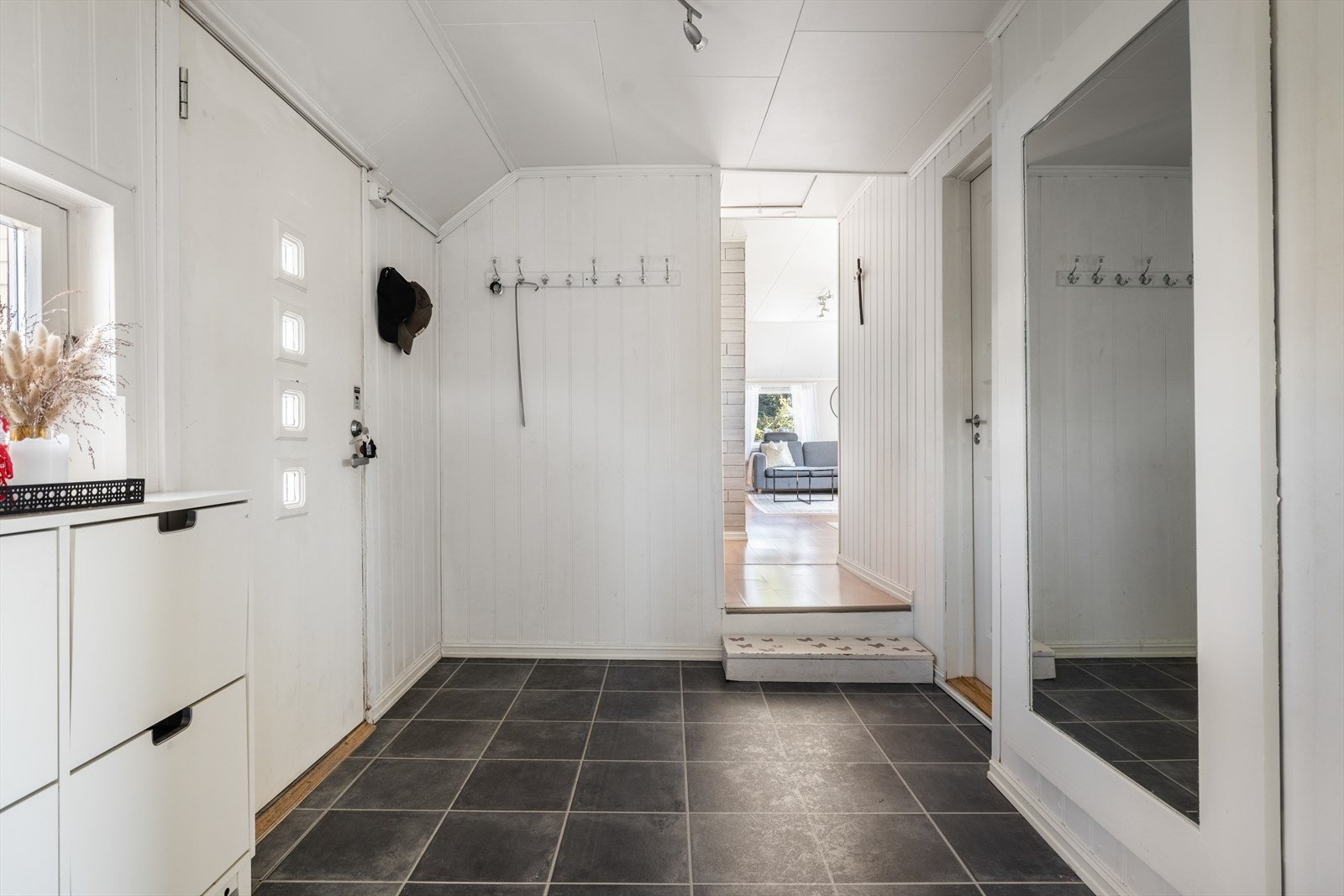 Entre med plass til sko og yttertøy. Galleribilde