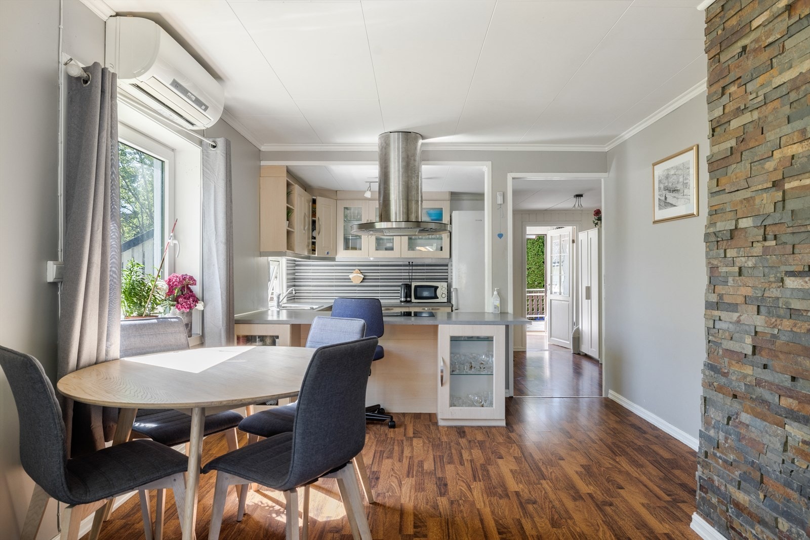 Vinduene slipper rikelig med naturlig lys inn og det er åpen løsning mot kjøkken. Galleribilde