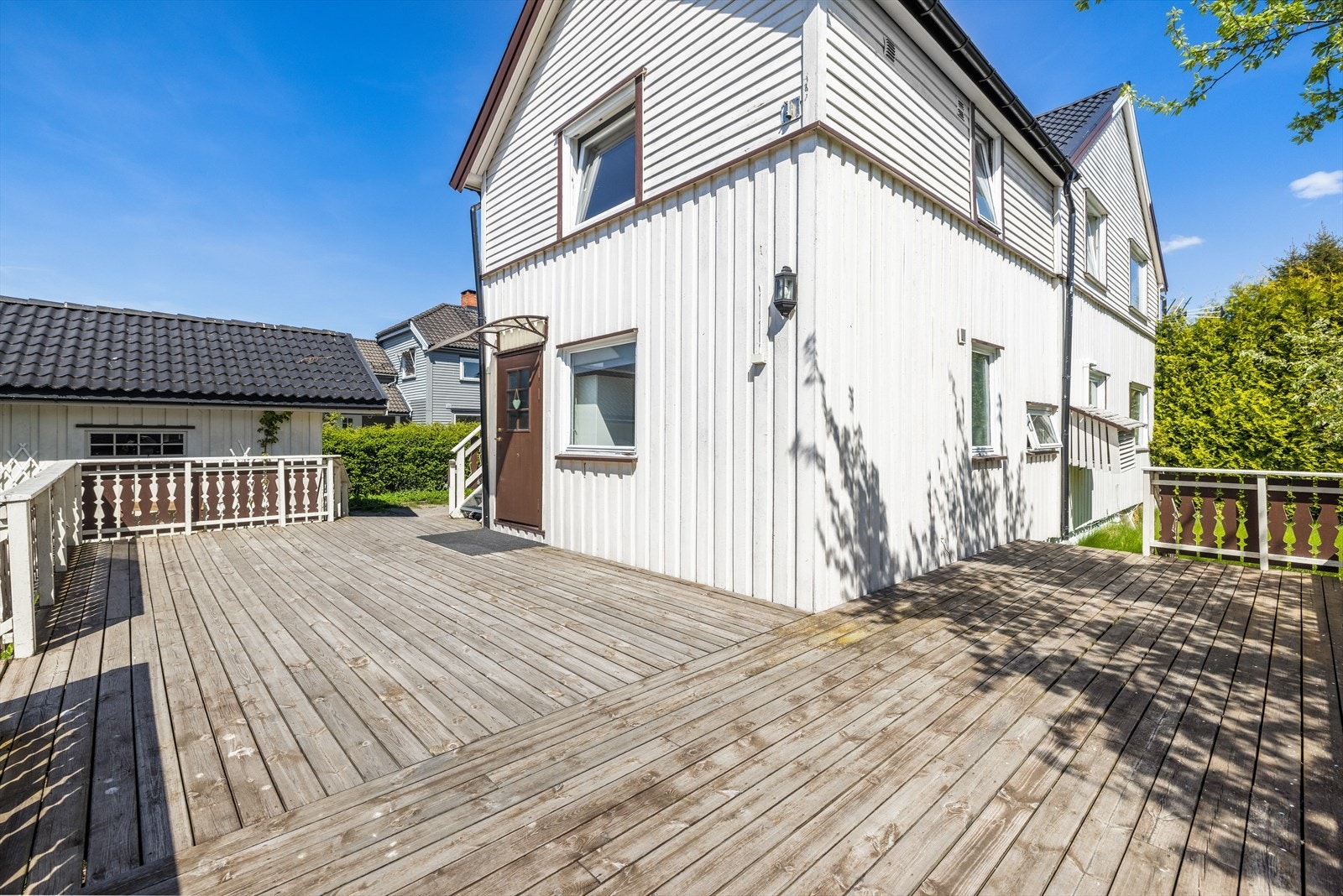 Boligen har en stor terrasse i 1.etg med plass til flere sittegruppe og grill, og en koselig, overbygget terrasse i 2.etg. Galleribilde