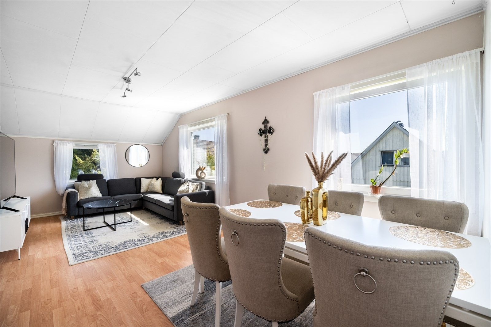 I 2.etg er det en lys og pen stue med store vindusflater. Galleribilde